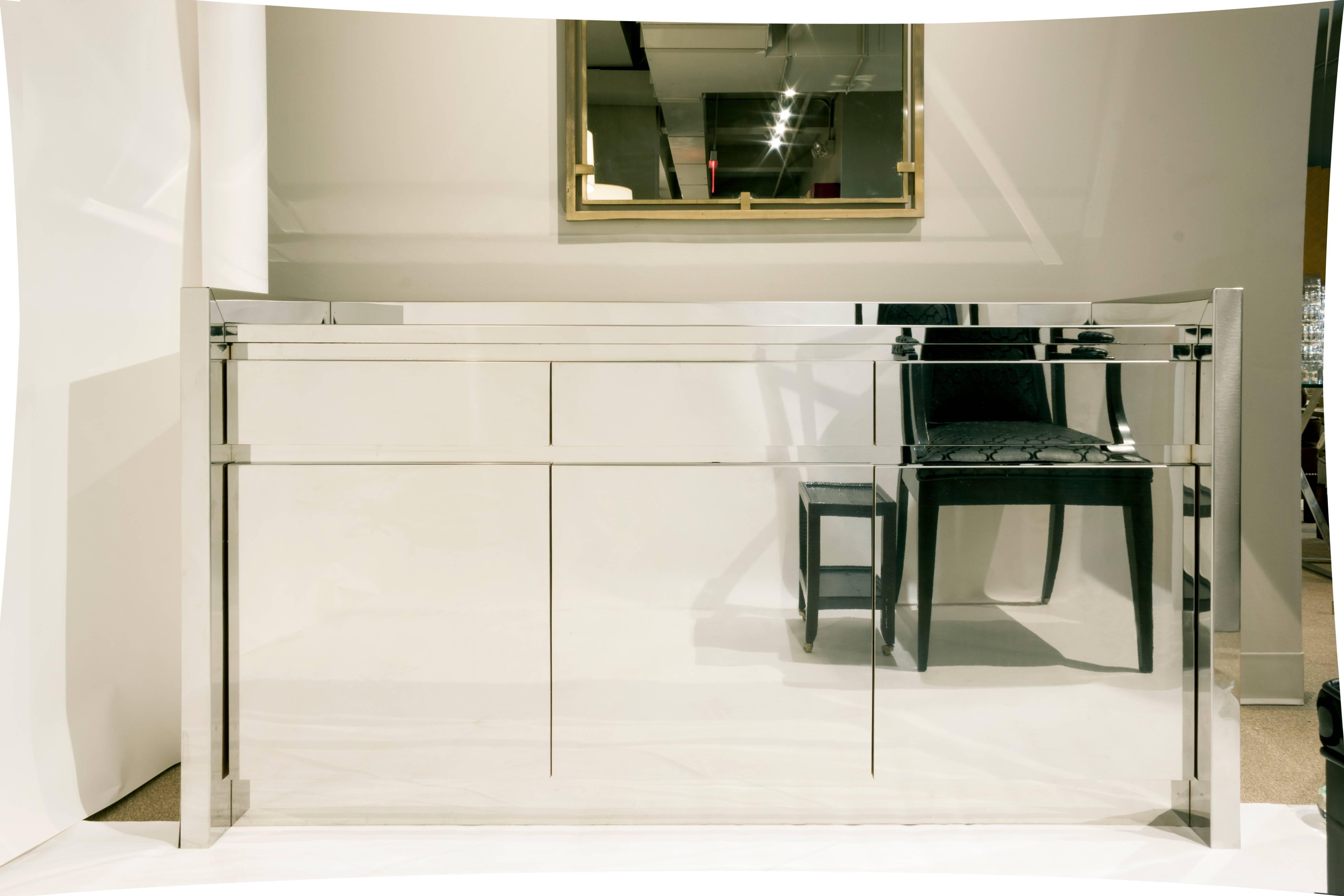 Exceptional cabinet with three doors and three drawers clad in polished stainless steel by Karl Springer, American 1980s.
Like all of Karl Springer’s pieces, it is meticulously crafted with exceptional materials.
 
