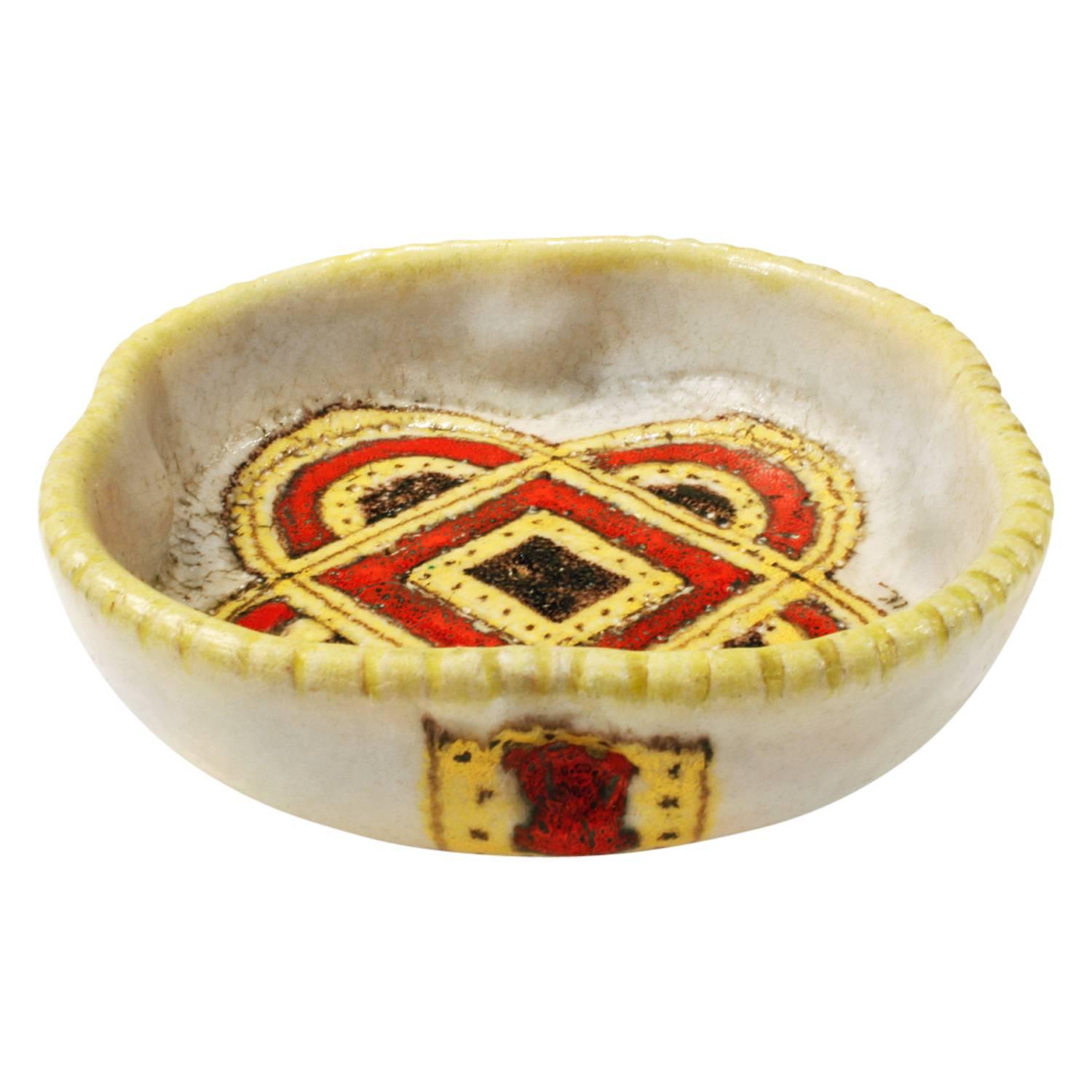 Studio made ceramic bowl with scalloped edges and colorful geometric design by Guido Gambone, Italy, 1950s (signed on bottom 