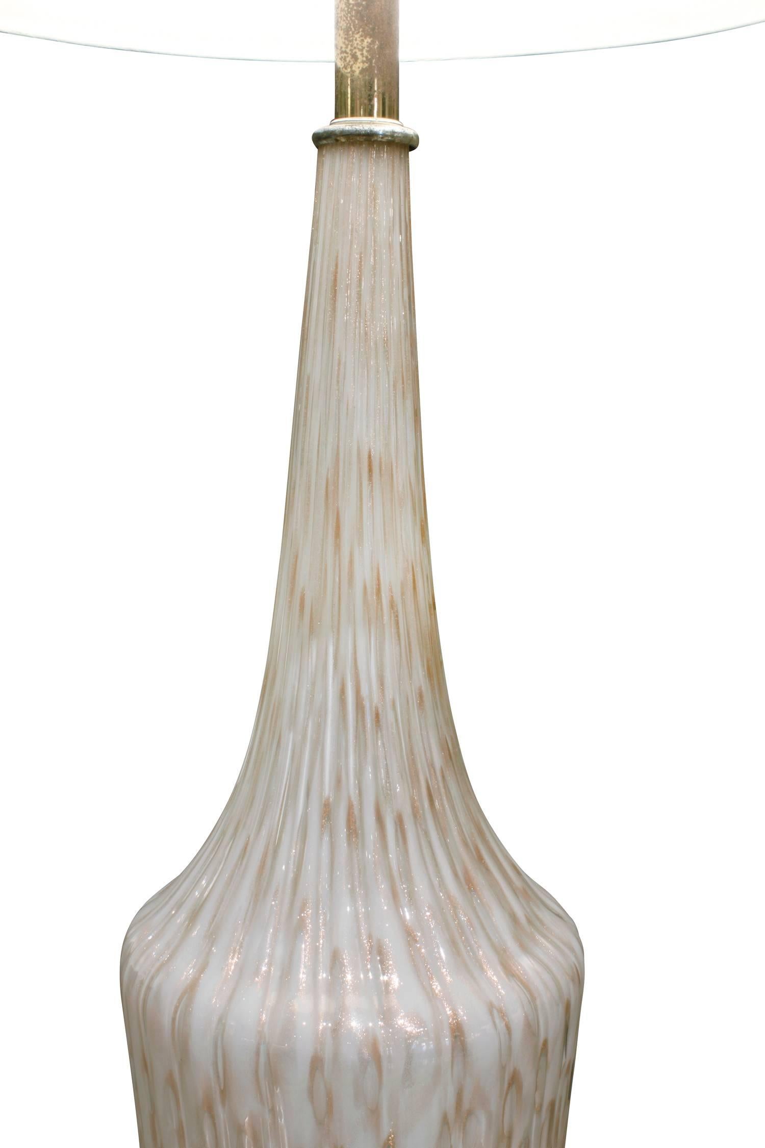 Monumentale Tischlampe aus mundgeblasenem Glas mit kontrollierten Blasen und Aventurin mit Messingband am Boden und Marmorsockel, zugeschrieben Fratelli Toso, Murano Italien, 1950er Jahre.

Maße: 7 Zoll an der Basis.
