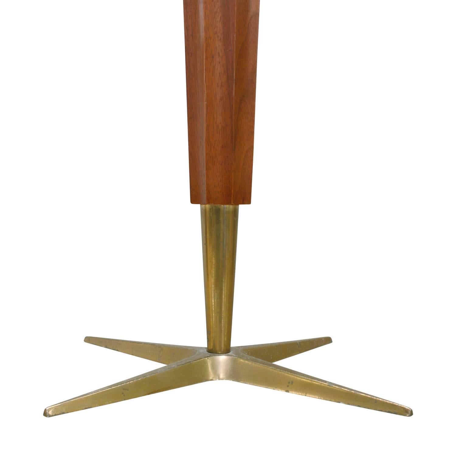 Stiffel-Tischlampe aus Nussbaum und Messing, 1950er Jahre (Moderne) im Angebot