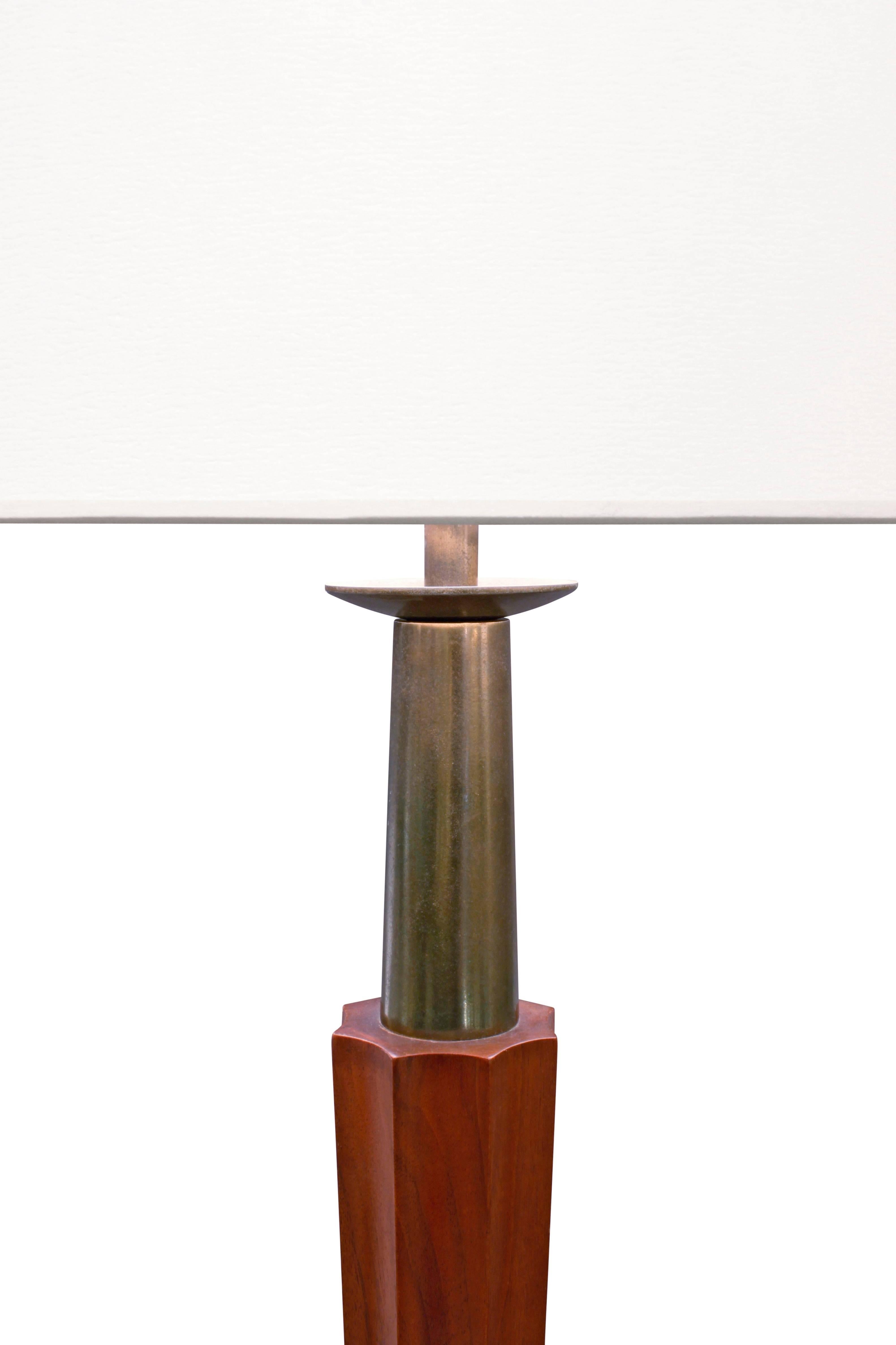 Table lamp with four-point base in fluted walnut and brass by Stiffel, 1950s.