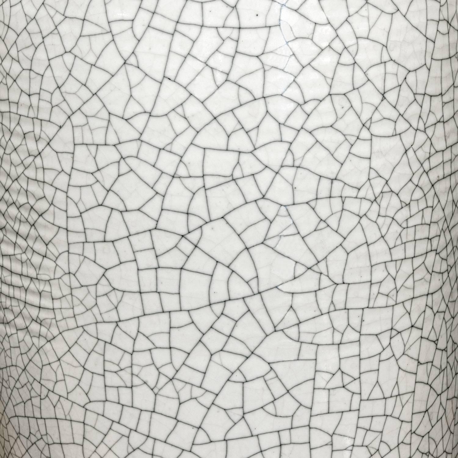 Große Tischlampe aus weißem Porzellan mit Craquele-Glasur, 1960er Jahre (amerikanisch) im Angebot