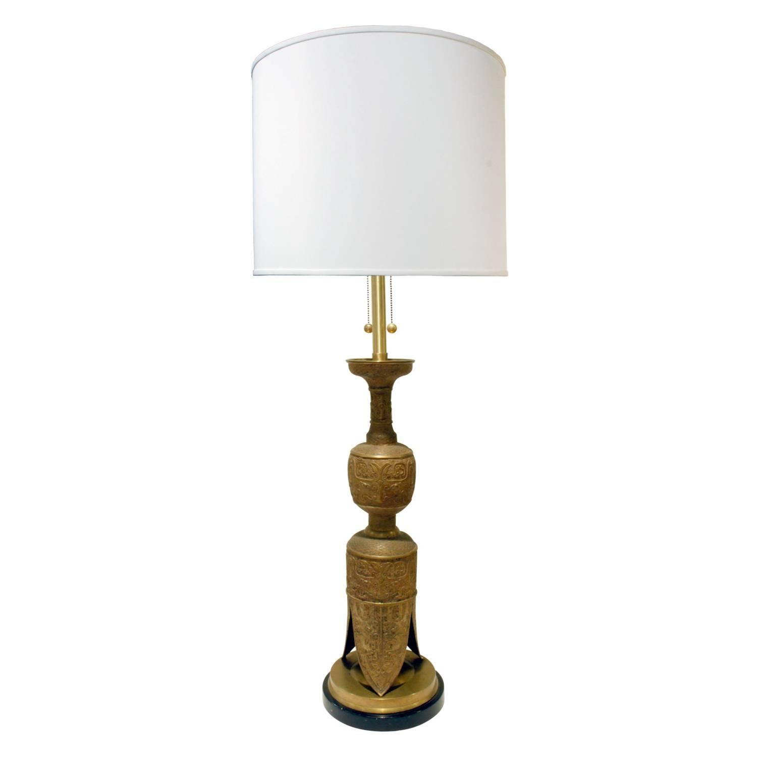 Paire de grandes lampes de table en laiton de style égyptien avec motif hiéroglyphique, fabriquées en Italie pour la Marbro Lamp Company, étiquette originale 