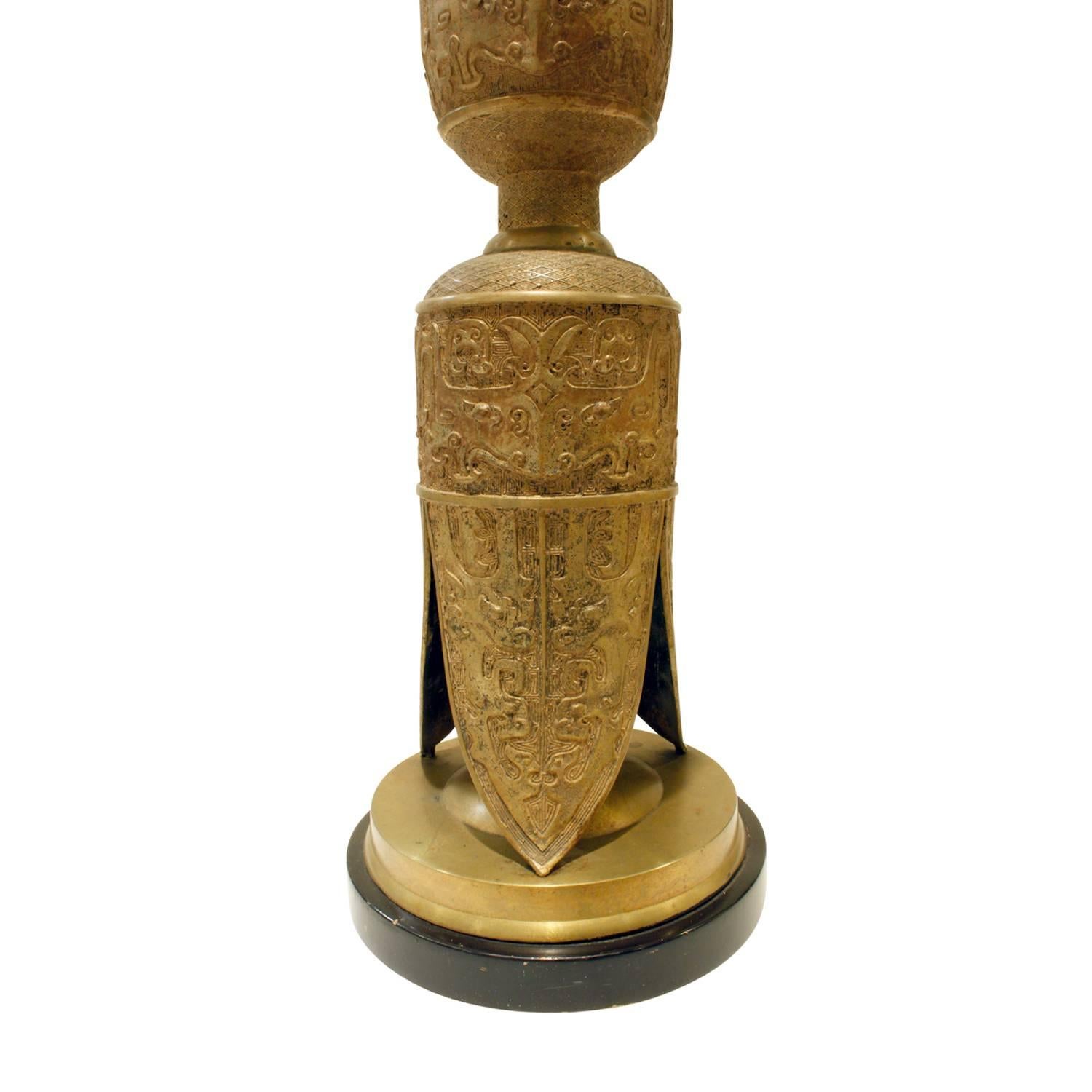 Fait main Paire d'impressionnantes lampes de table en laiton de style égyptien, années 1960 en vente