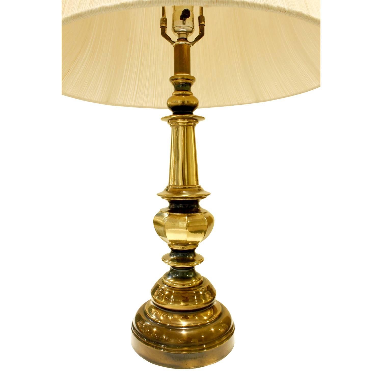 Small sculptural table lamp in bronze and brass, American, 1960s.