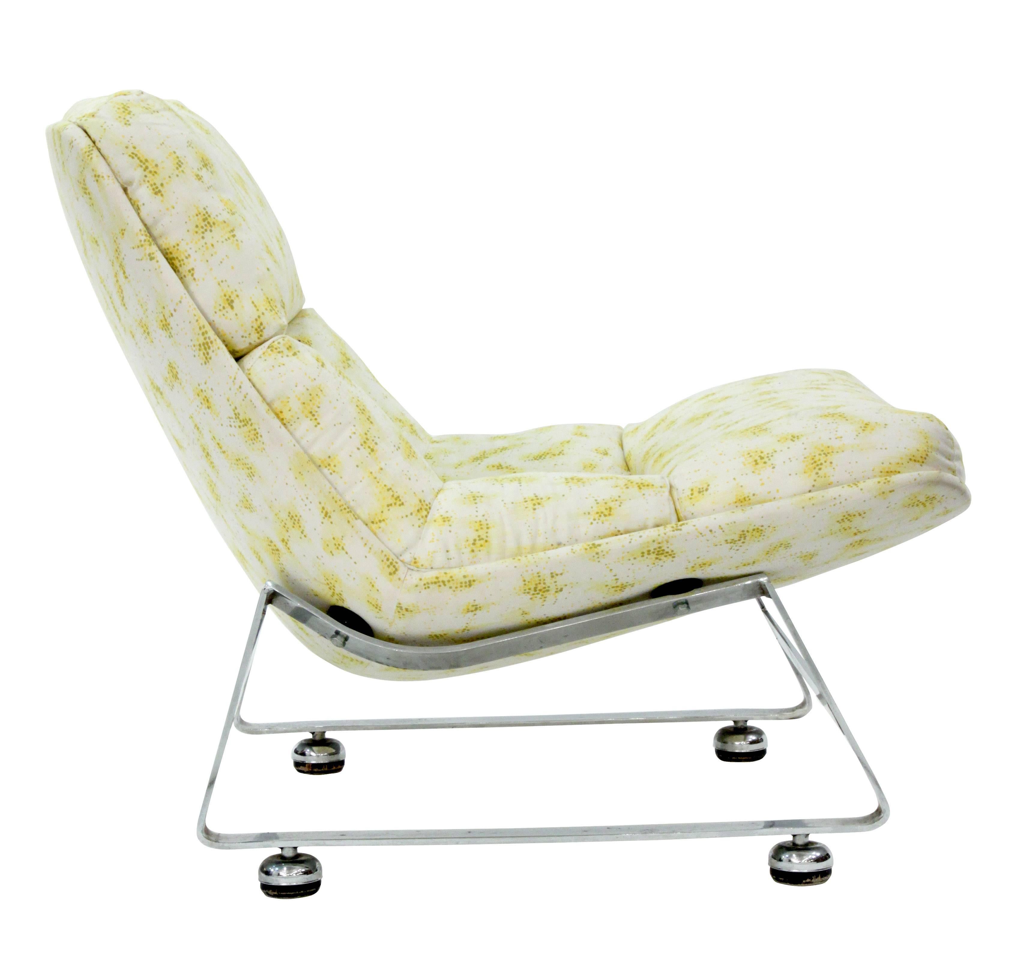 Mid-Century Modern Scoop Lounge Chair with Steel Base For Sale