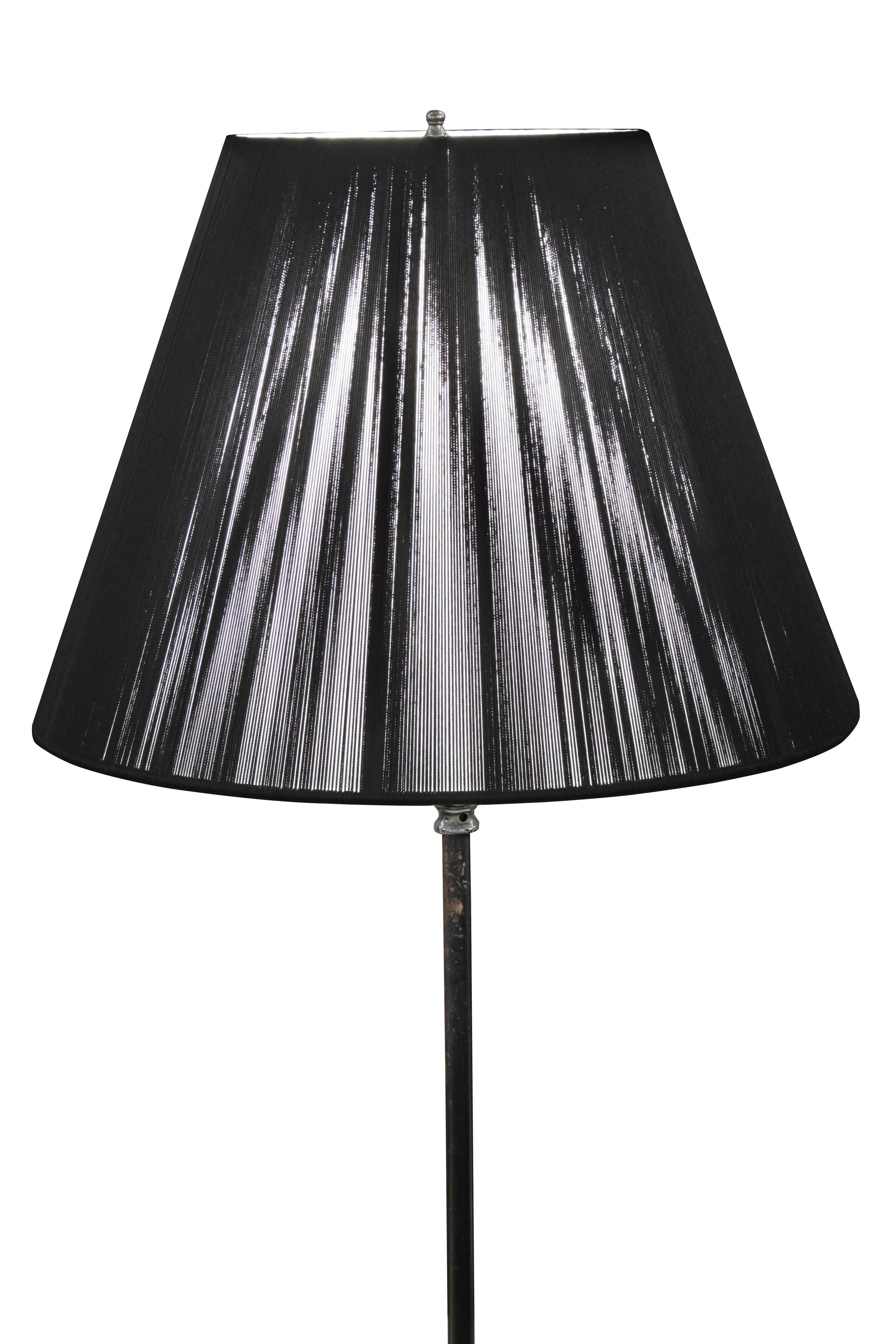 Elégant lampadaire à trois pieds en métal noir avec des accents en nickel incisé, France, années 1950.