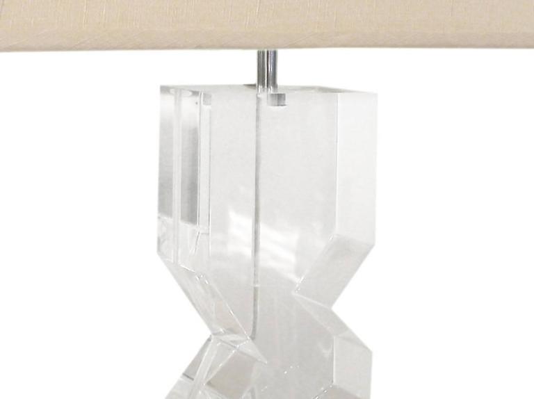 Sculptural table lamp in solid Lucite by Les Prismatiques, American, 1970s (signed L.P.).