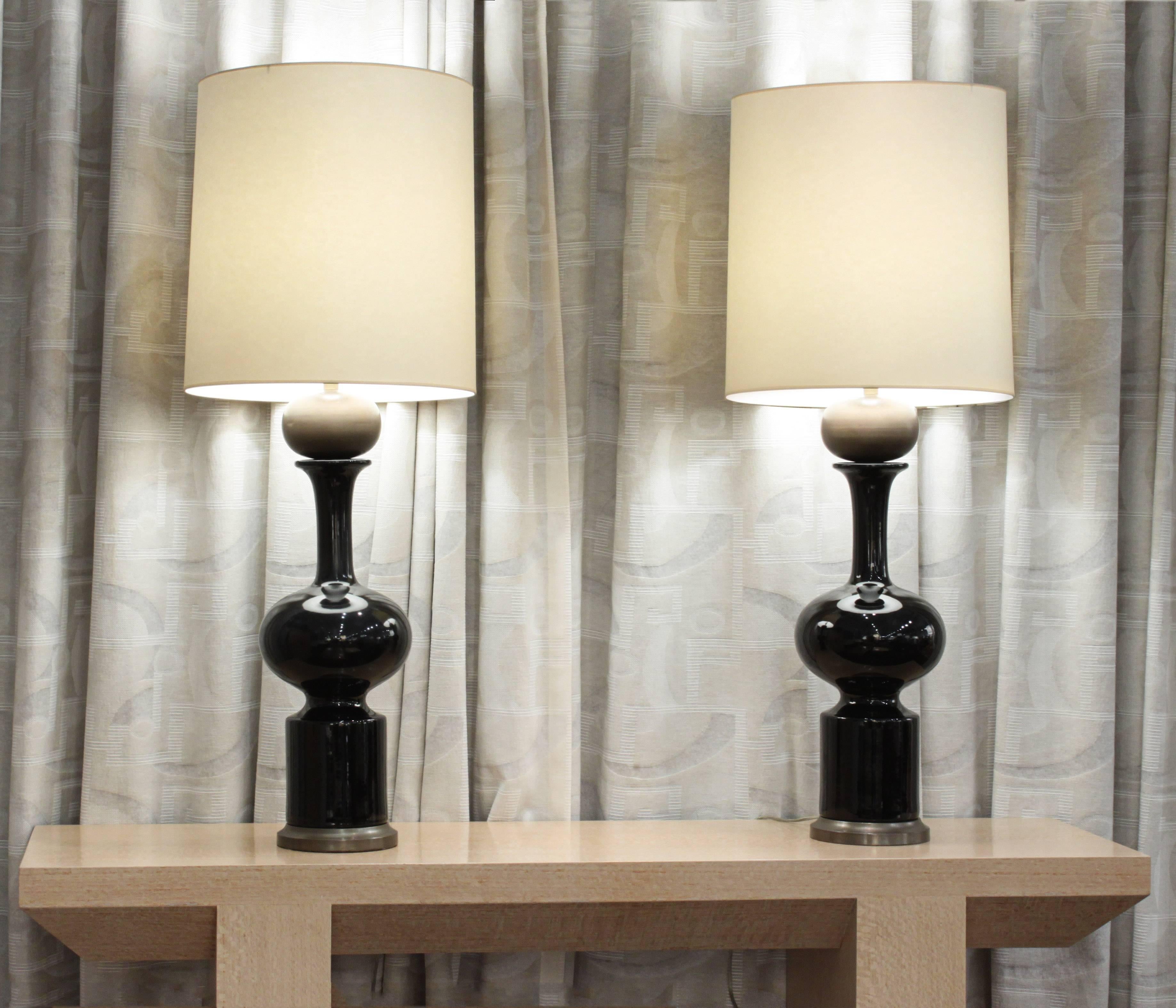 Pair of Chic Black Ceramic and Bronze Table Lamps In Excellent Condition In New York, NY