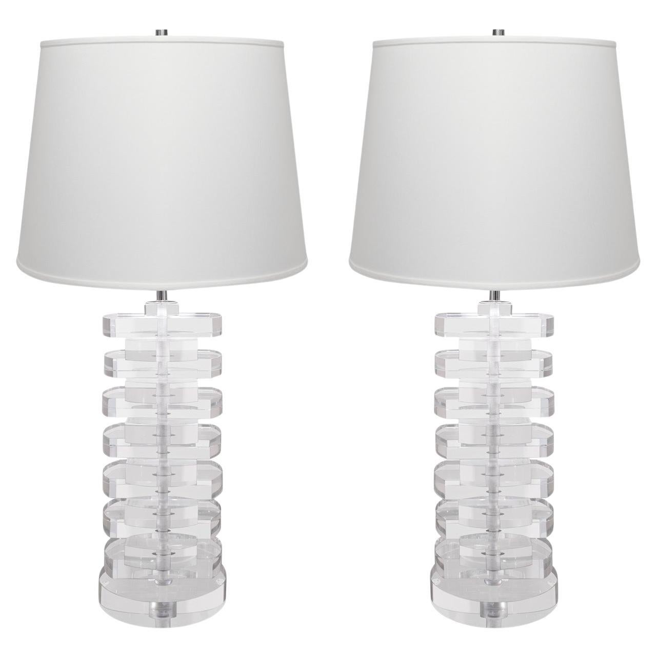 Paire de lampes de table chics empilées en lucite massive des années 1980