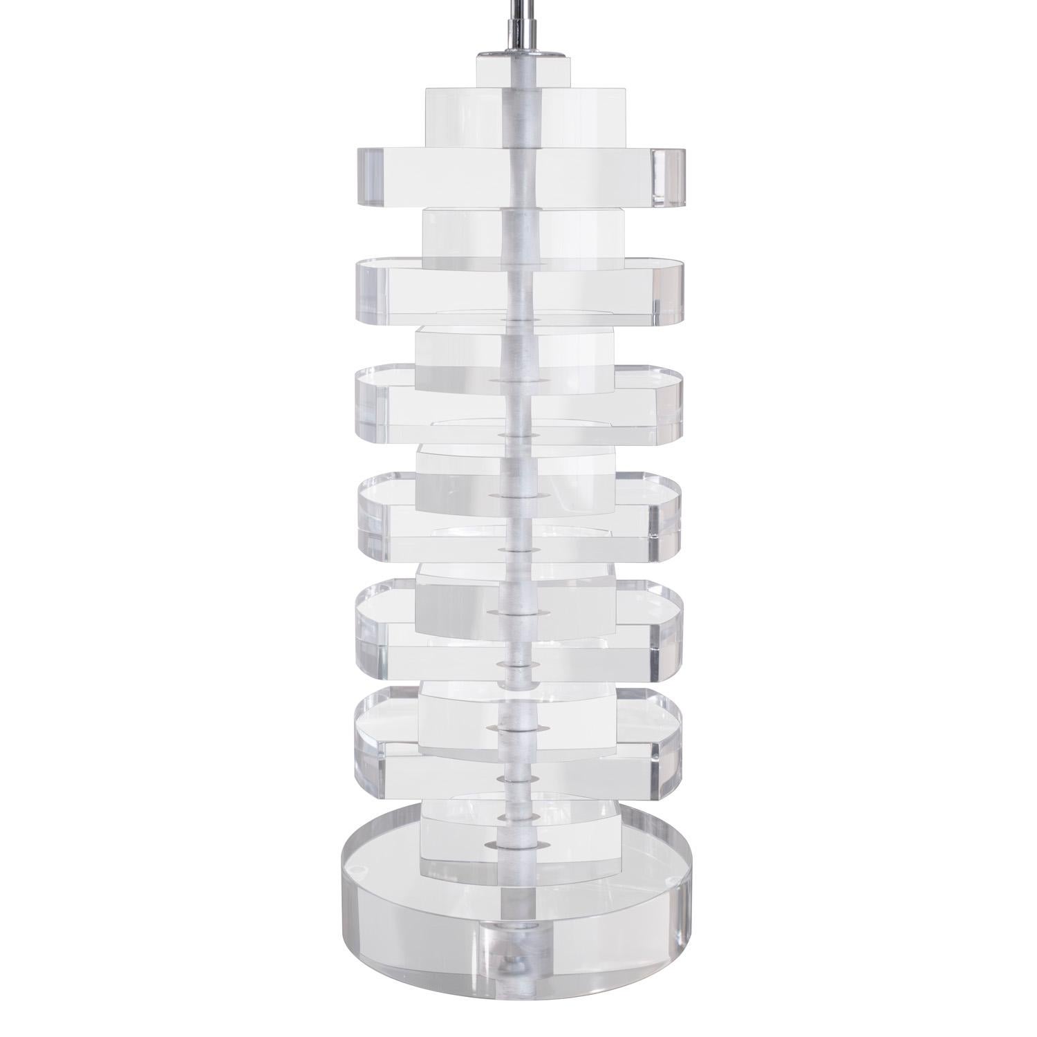 Paire de grandes lampes de table magnifiquement réalisées, composées de disques de lucite solide empilés avec des ferrures en chrome poli et chacune avec 2 douilles, dans le style de Karl Springer, américain des années 1980. Le couple a été refait à