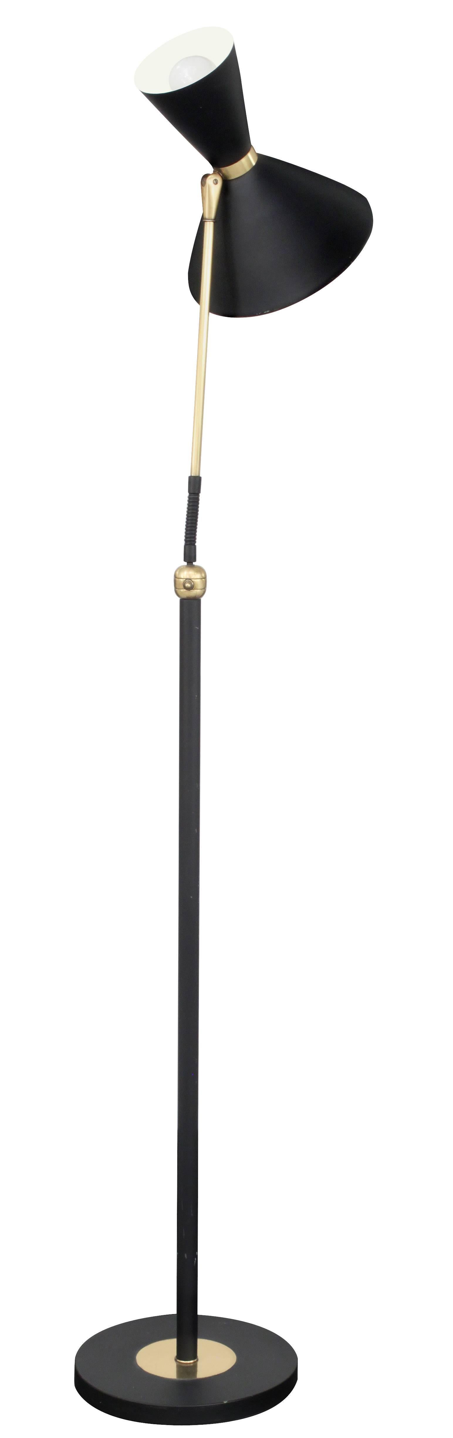 Chic Stehlampe aus Messing mit schwarzem Schirm (Moderne der Mitte des Jahrhunderts) im Angebot