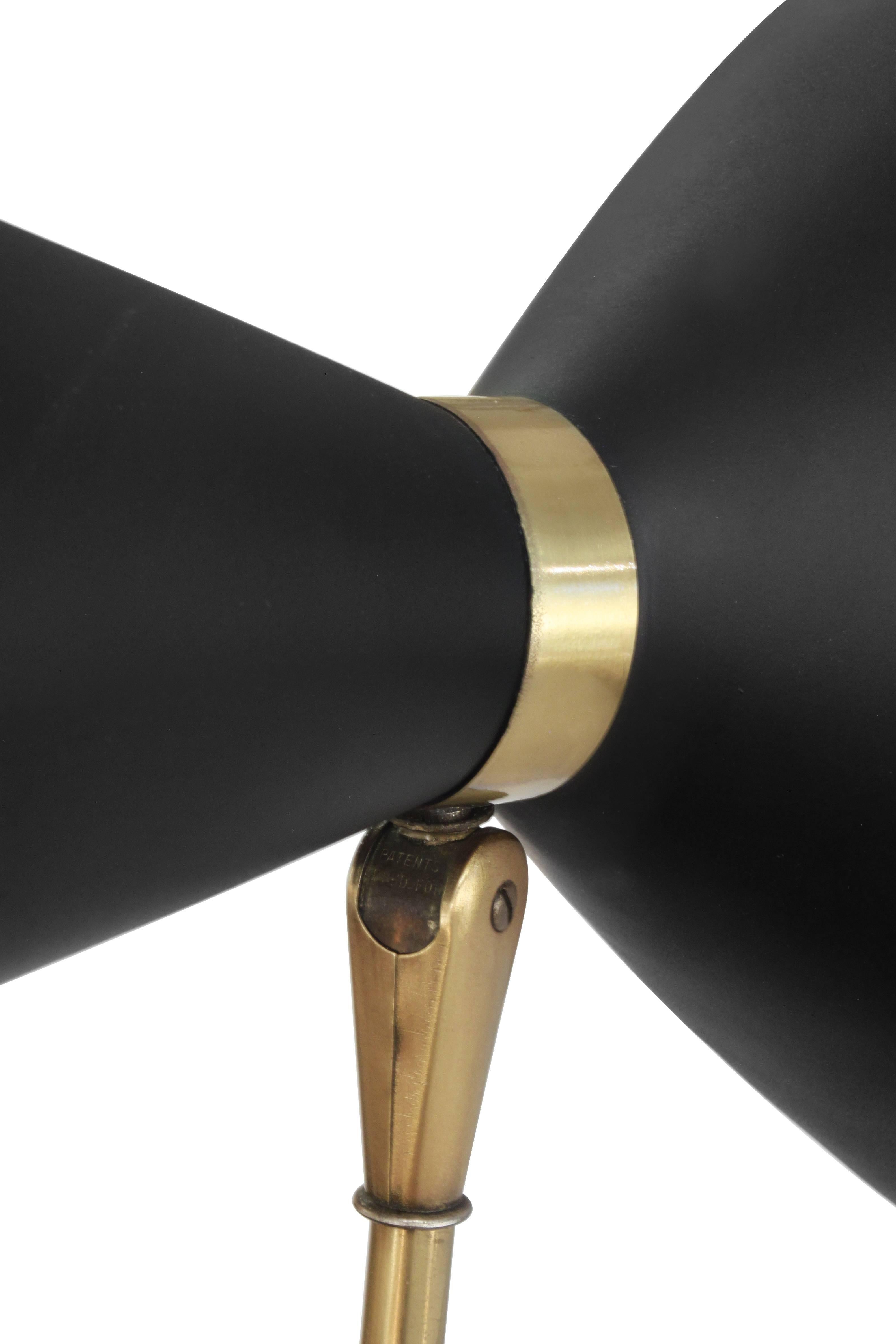 Chic Stehlampe aus Messing mit schwarzem Schirm im Zustand „Hervorragend“ im Angebot in New York, NY