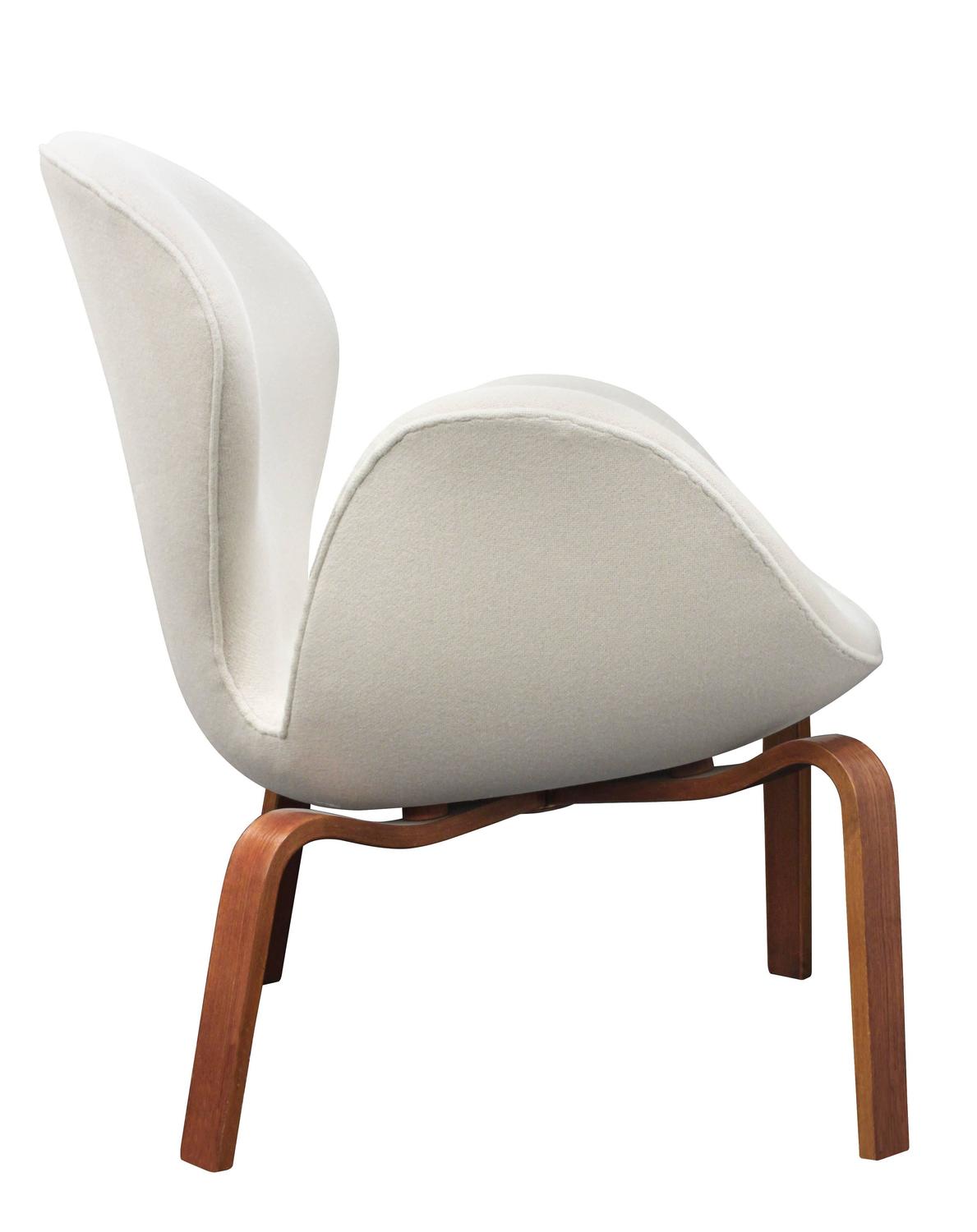 Pair Of Swan Chairs With Laminated Teak Legs By Arne Jacobsen At