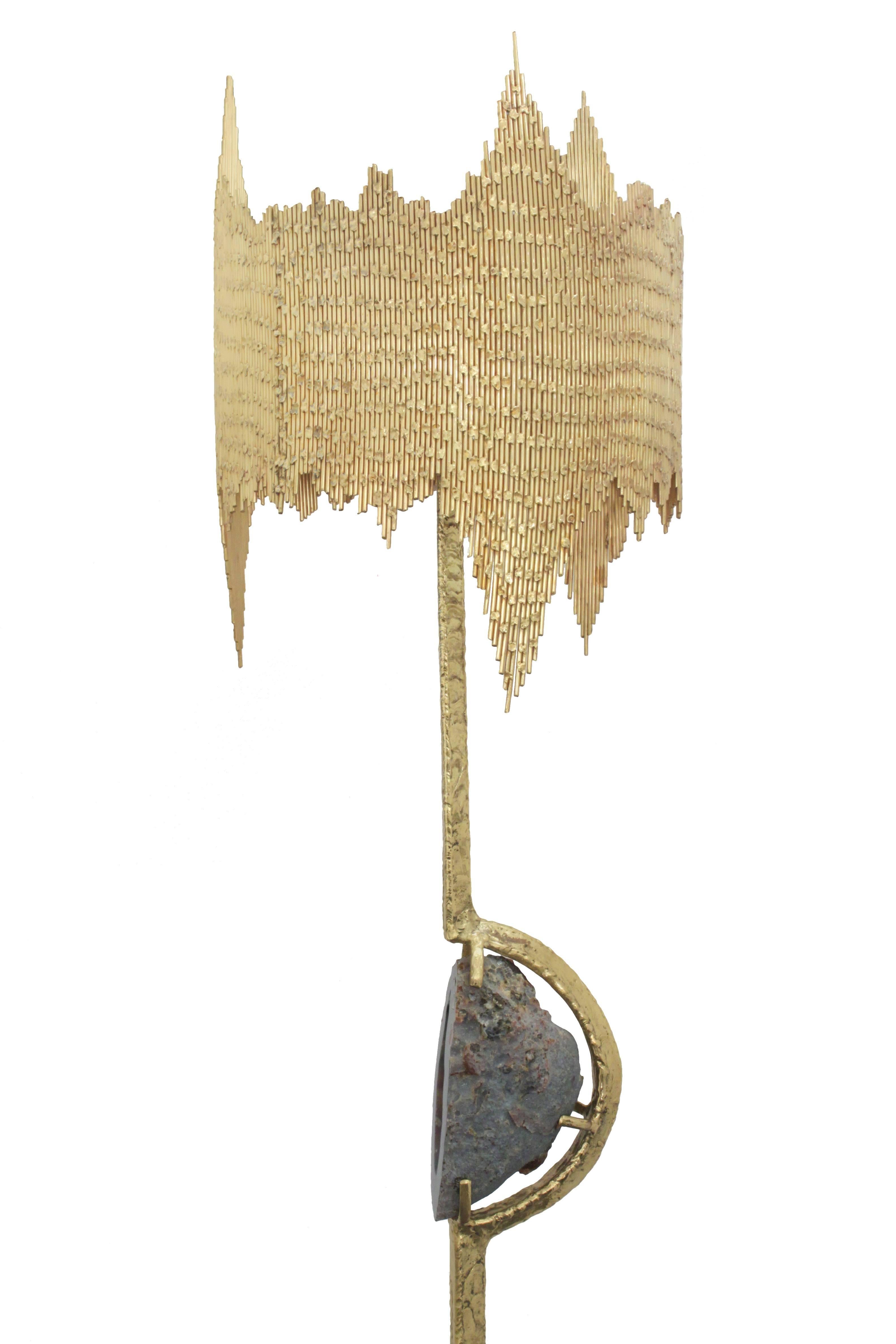 Einzigartige und außergewöhnliche Lampe aus handgeschweißtem Messing mit montiertem Achat und perforiertem, geschweißtem Schirm von Jacques Duval-Brasseur, Frankreich 1970er Jahre (signiert 