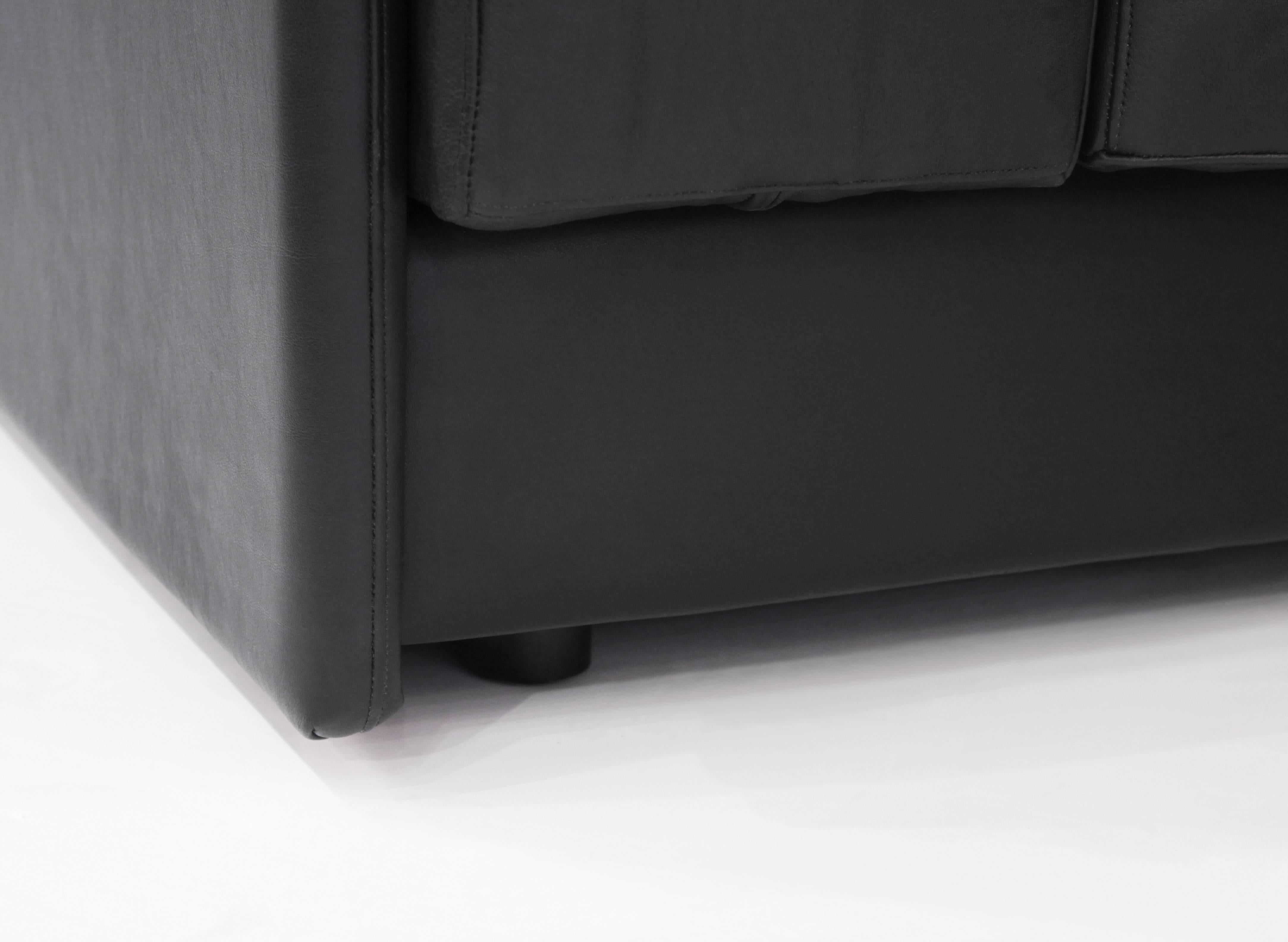 Paar „Raphael Lounge Chairs“ aus schwarzem Leder von Harvey Probber (amerikanisch) im Angebot