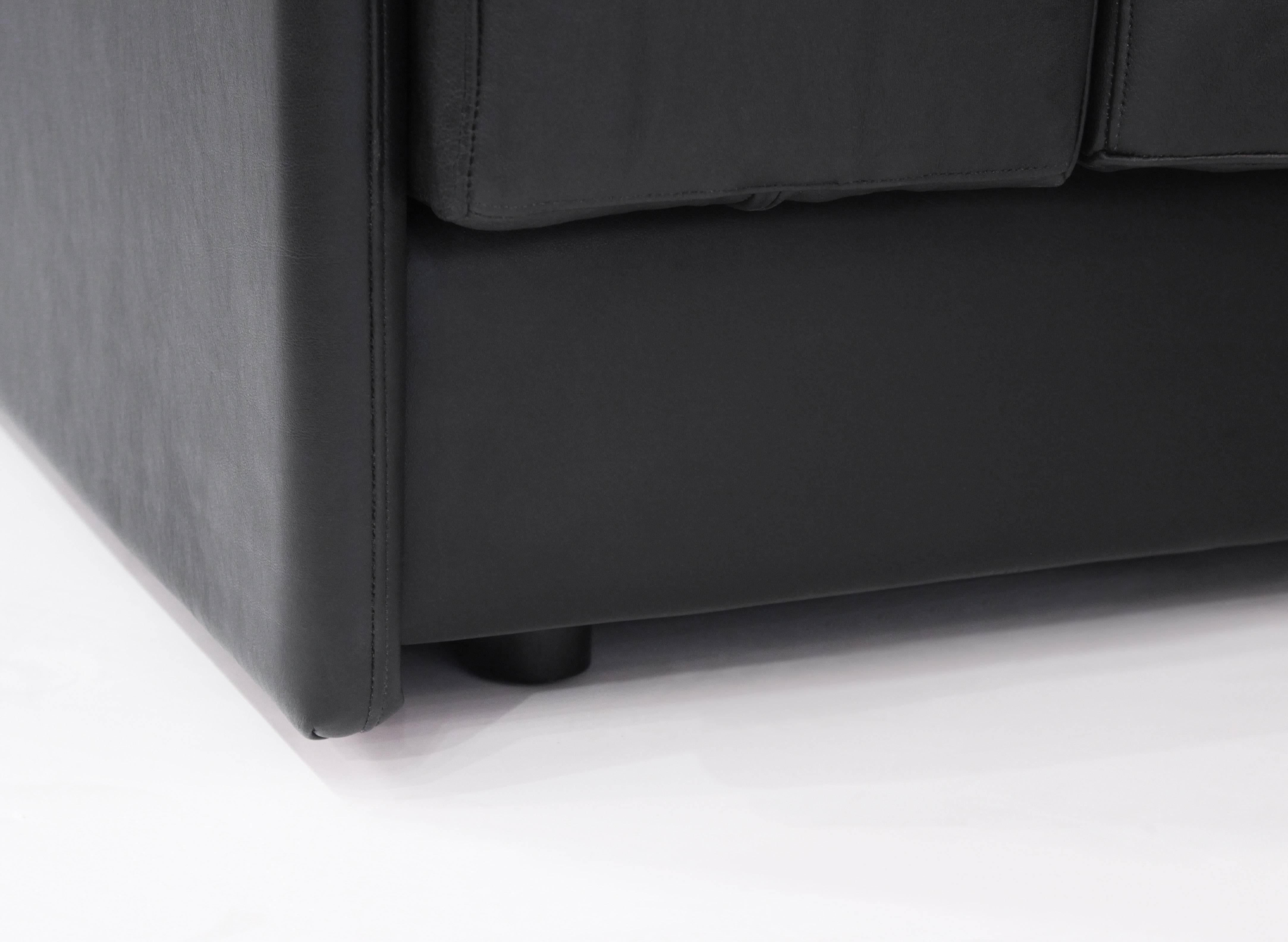 Américain Paire de « Fauteuils de salon Ratphael » en cuir noir par Harvey Probber en vente