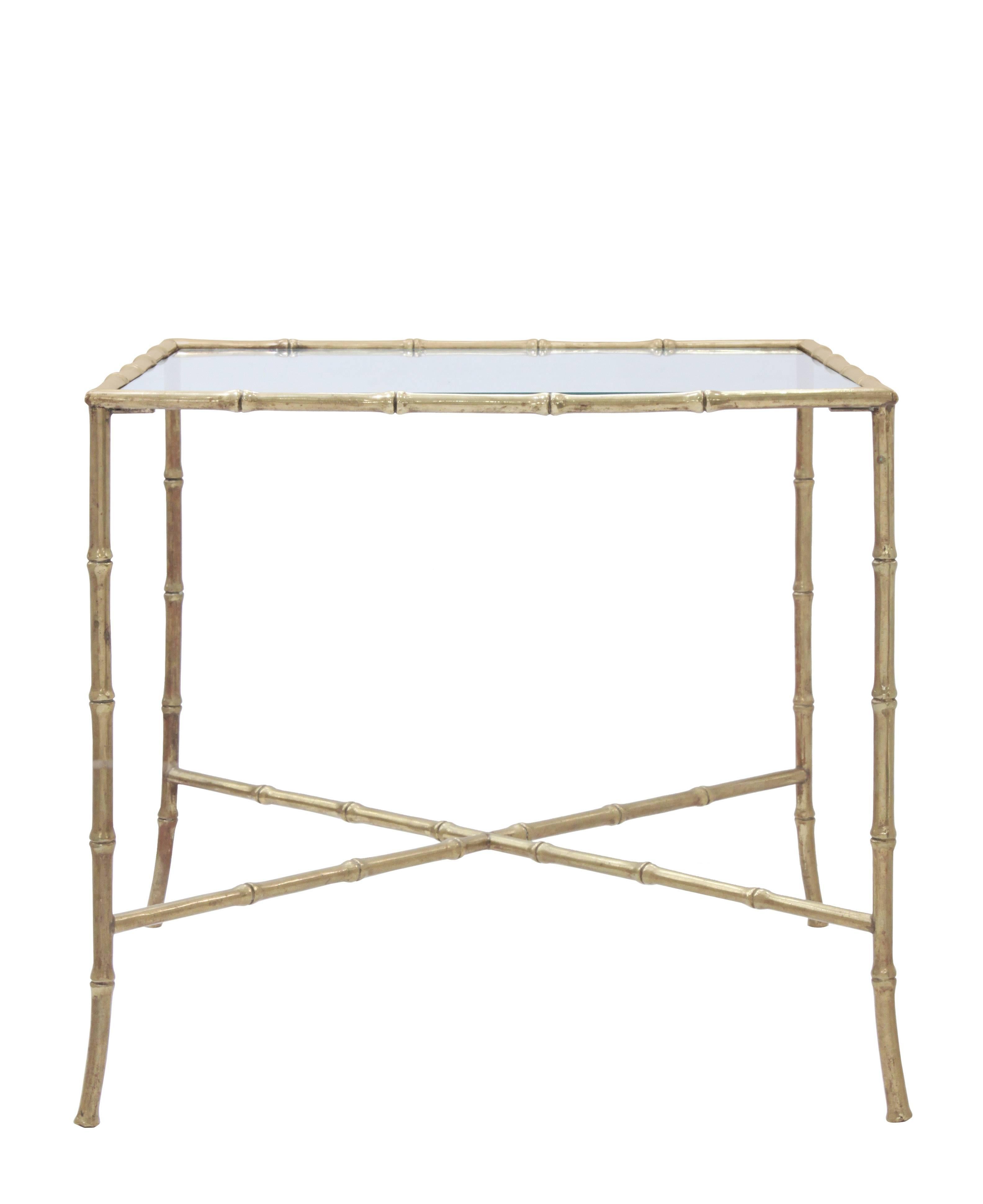 Elégante table d'appoint en laiton avec design en bambou et plateau en verre, américaine des années 1950