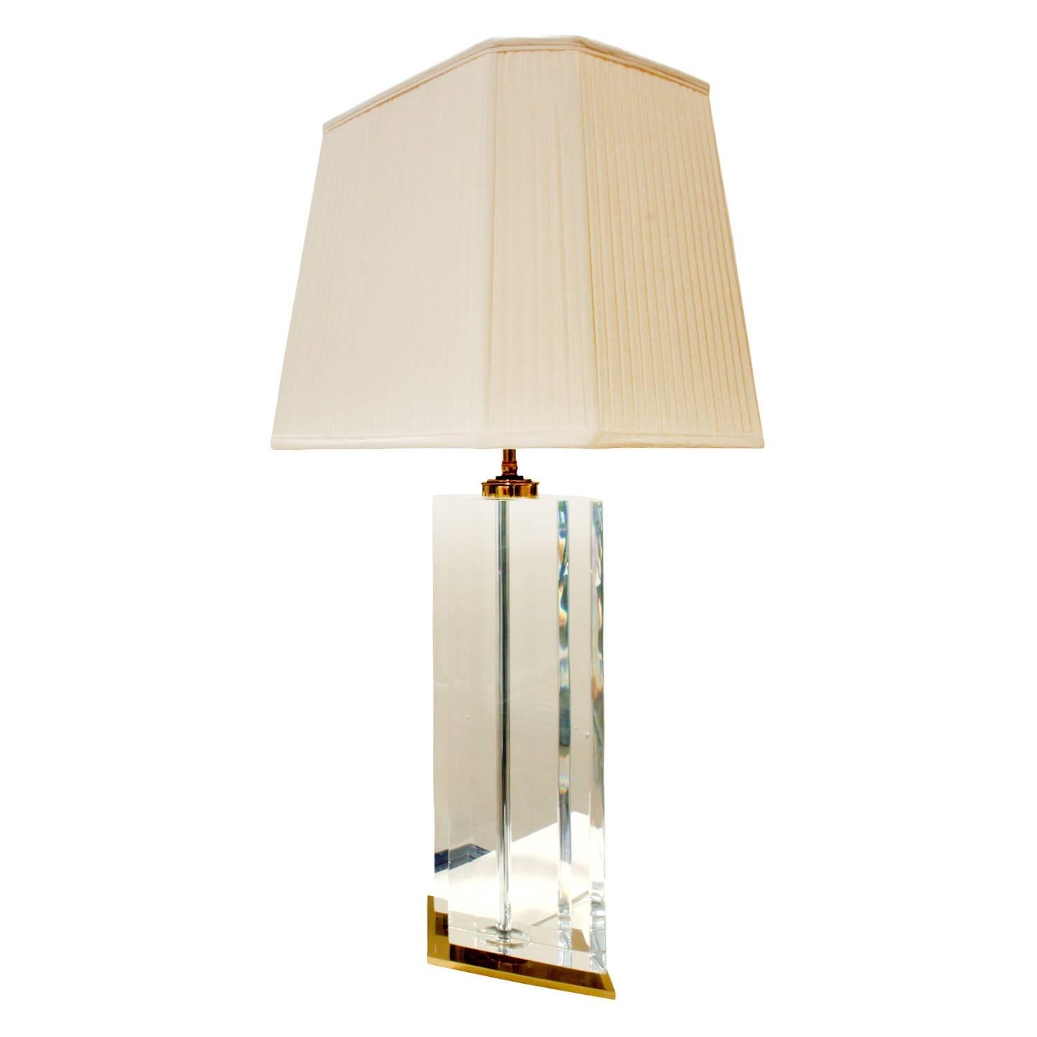Exceptional table lamp in thick faceted lucite with brass base and hardware, American 1970's.

(height adjustable up to 35 inches)
Lamp shade:  W: 16 inches D: 12 inches H: 12 inches