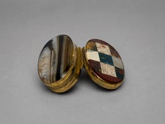 Tabaquera ovalada escocesa antigua de piedra dura y latón dorado, h. 1880