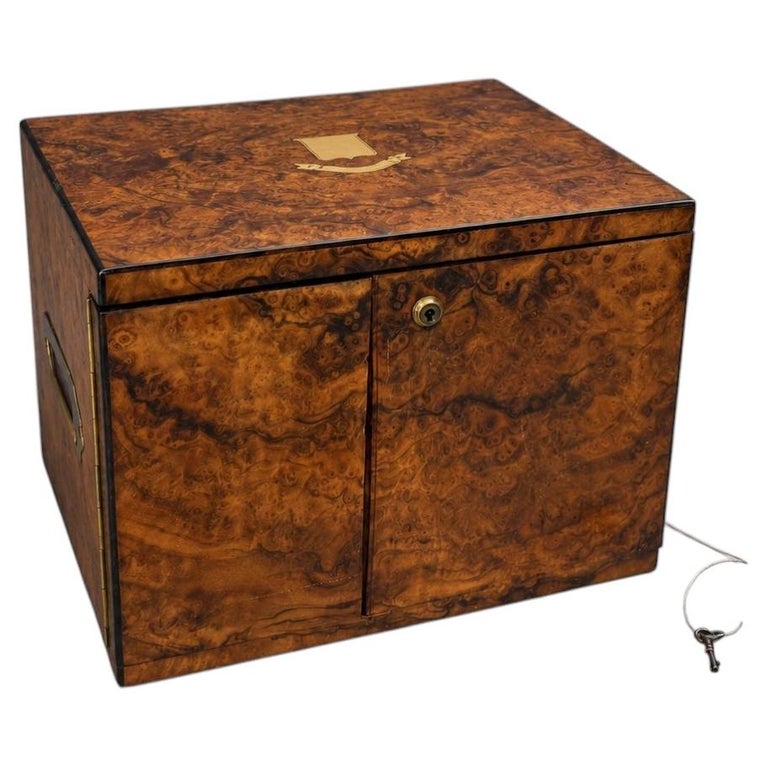Englischer Tischschrank aus viktorianischem Burr-Walnussholz mit Messingintarsien und Bramah-Schloss im Angebot bei 1stDibs Deutschland