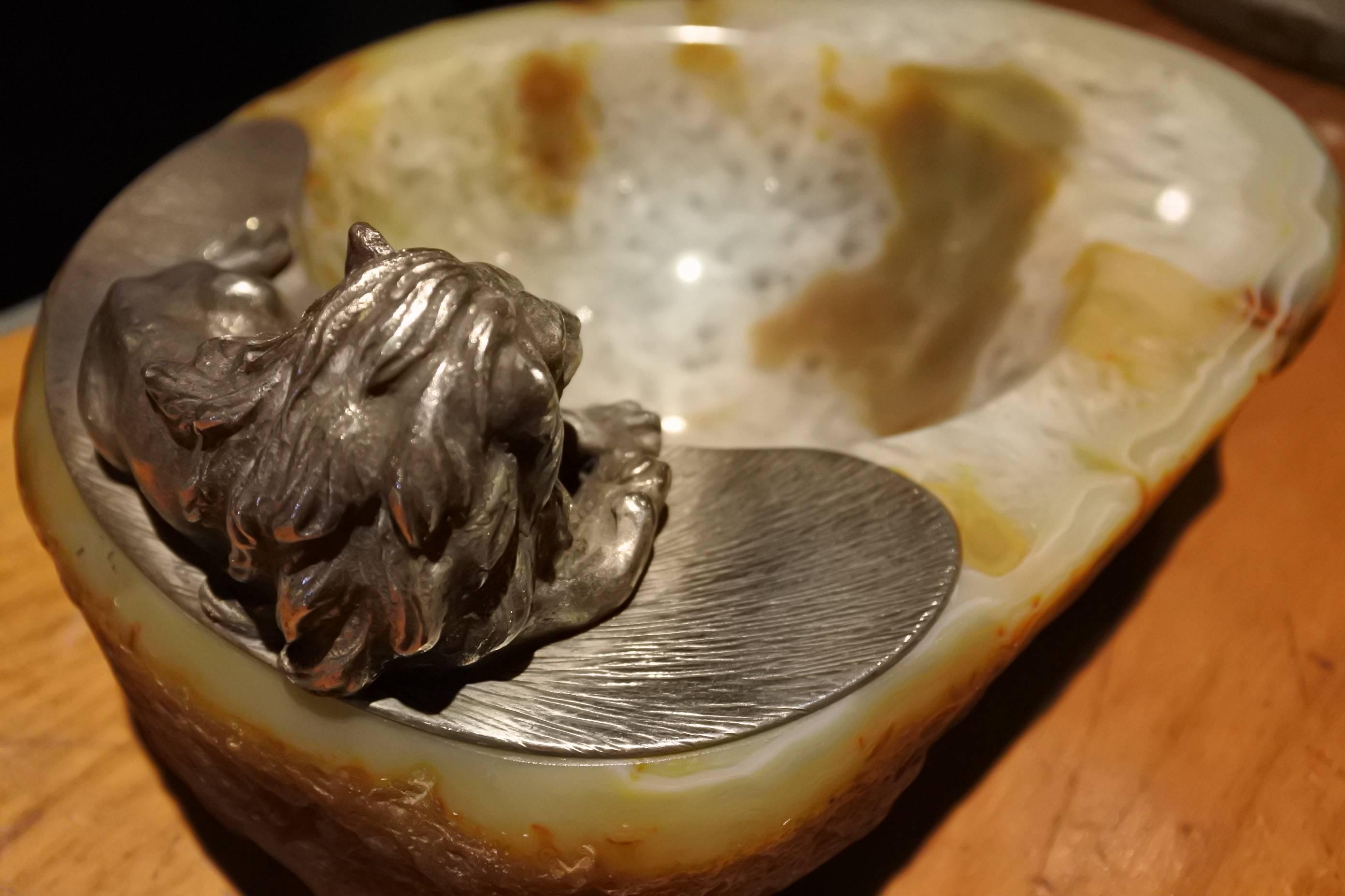 Early 20th Century Agate Lion Vide Poche In Excellent Condition For Sale In New York, NY