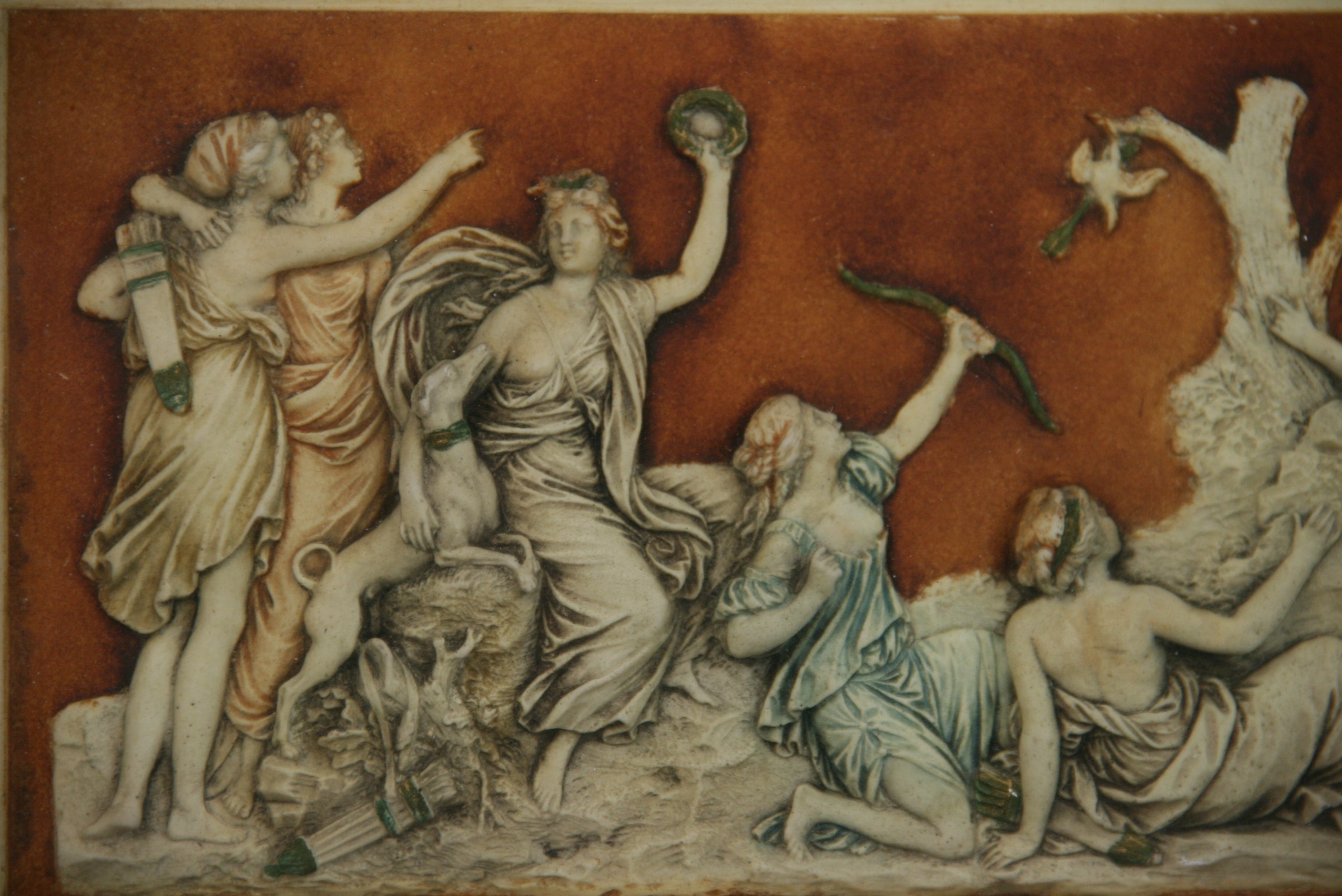 Relief mural classique italien peint à la main sur gesso dans un cadre en bois doré personnalisé sous verre.