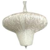 Un grand luminaire en verre de Murano fabriqué en Italie. Des feuilles de verre individuelles courbées se terminent sur un centre en forme de cône. 
Hauteur montrer si pour l'appareil 
Tige de verre supplémentaire 20