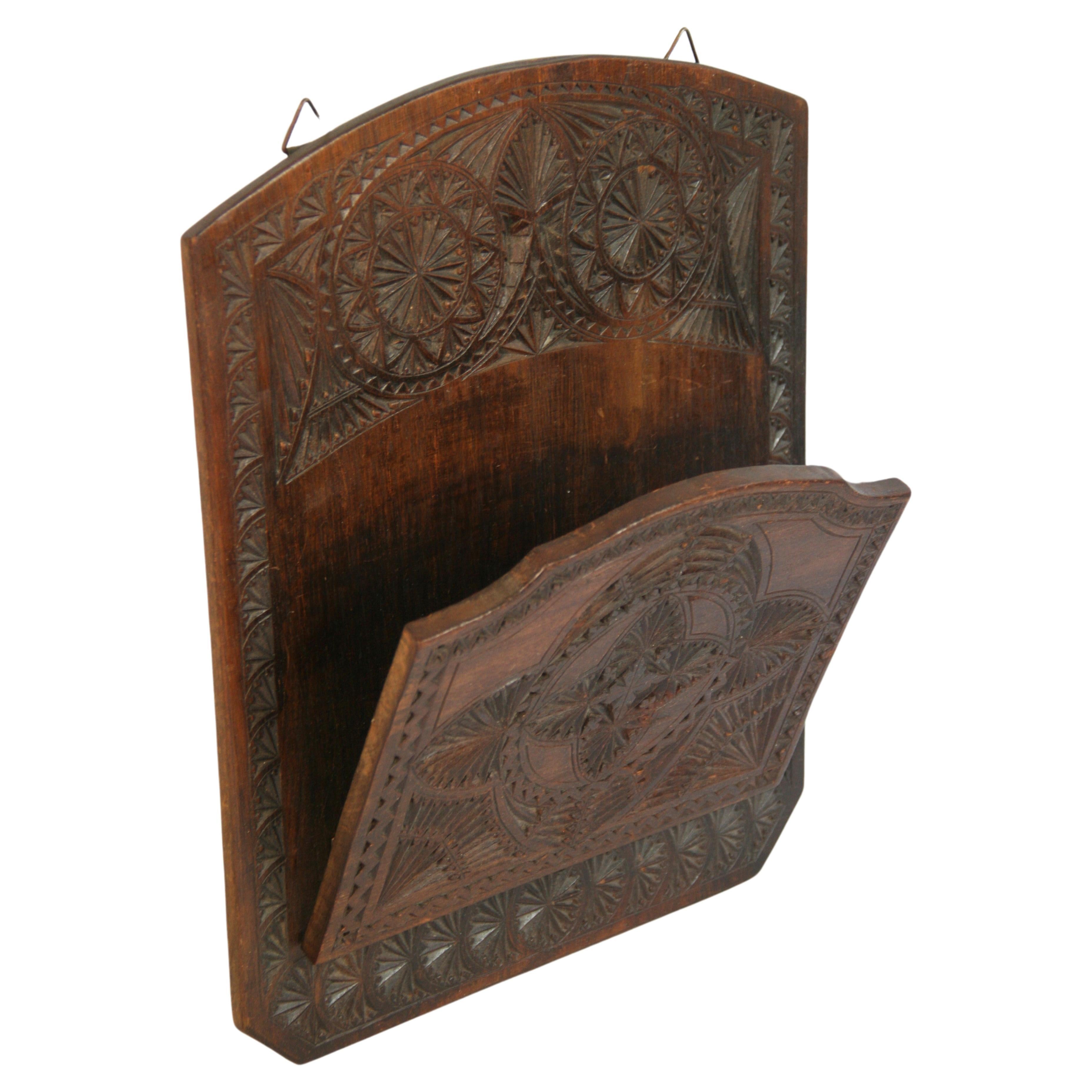 Antique  Tramp Art Carved noyer sculpté à la main Porte-lettres/magazines pliable