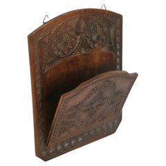 Antique  Tramp Art Carved noyer sculpté à la main Porte-lettres/magazines pliable