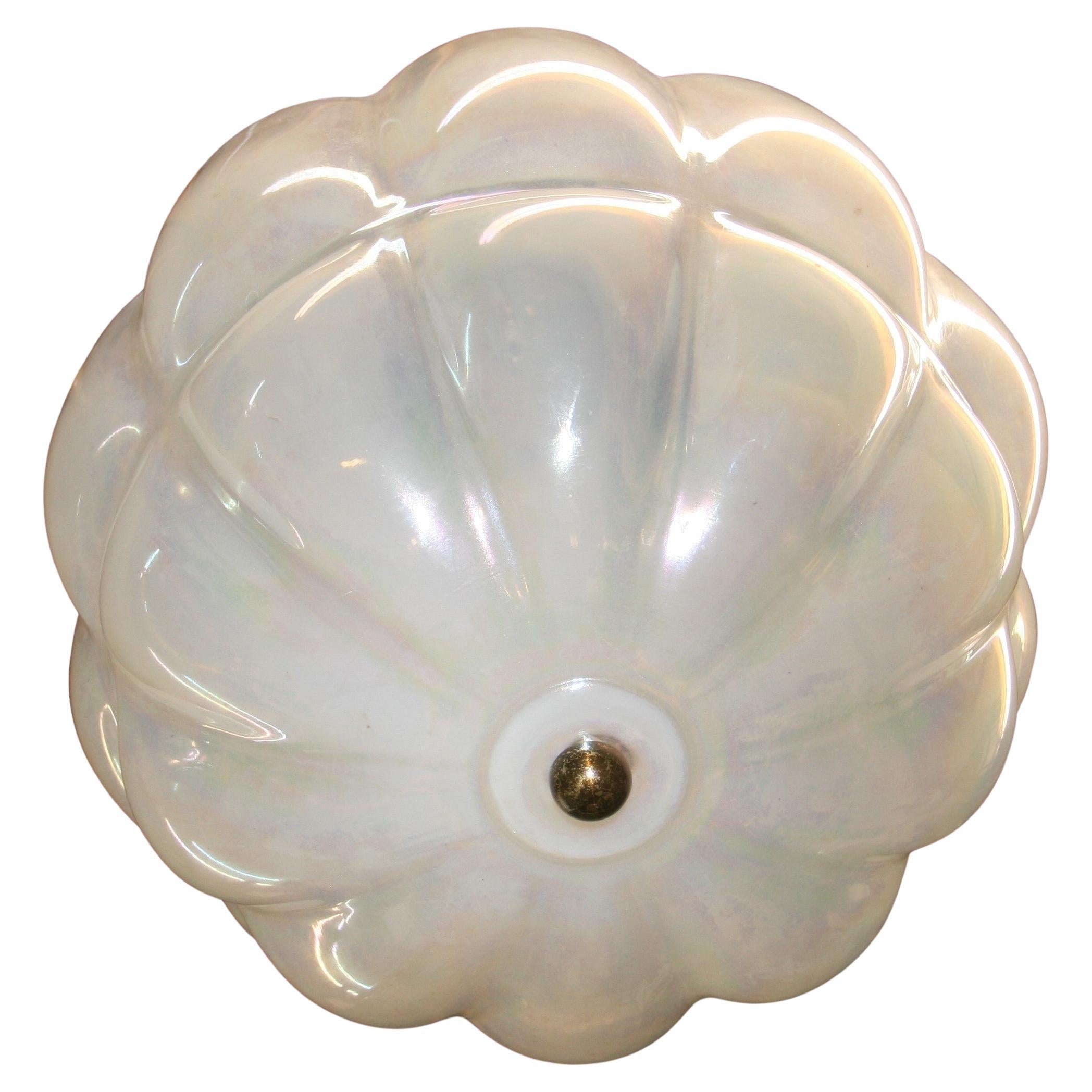 Grand Murano italien du milieu du siècle dernier  Pendentif en verre opalin en vente