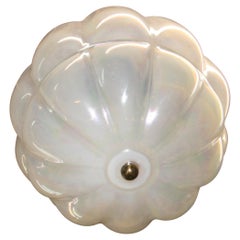 Grand Murano italien du milieu du siècle dernier  Pendentif en verre opalin
