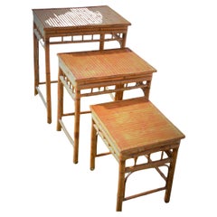 Ensemble ancien de trois tables empilables en bambou brûlé de style colonial anglais