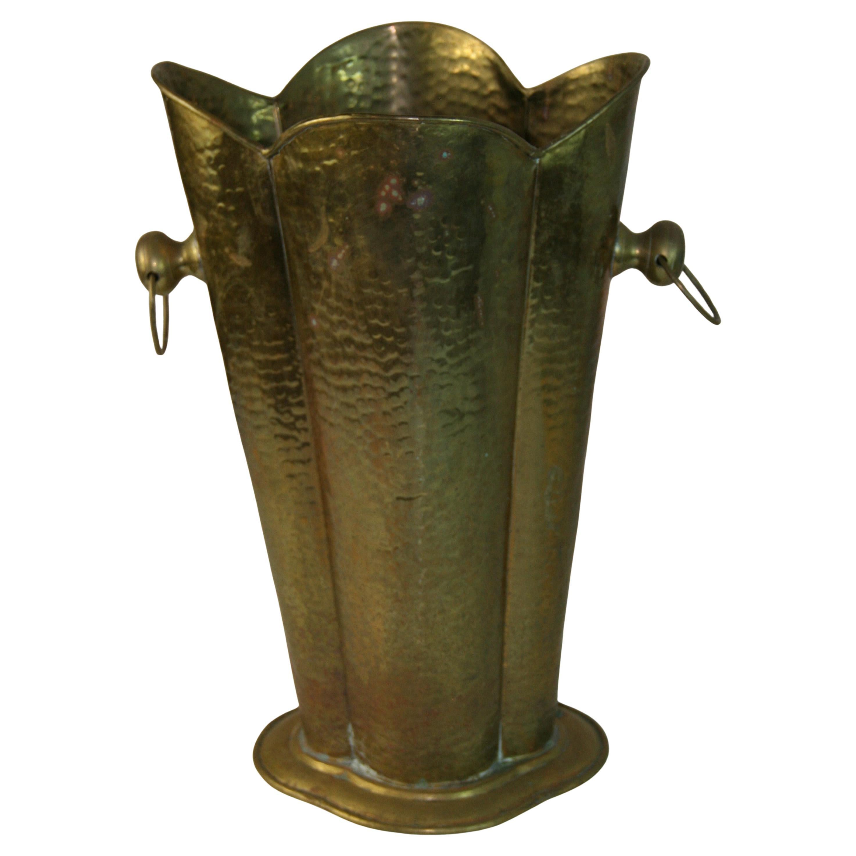 Porte-cannes/parapluies italien en laiton martelé avec poignées annelées