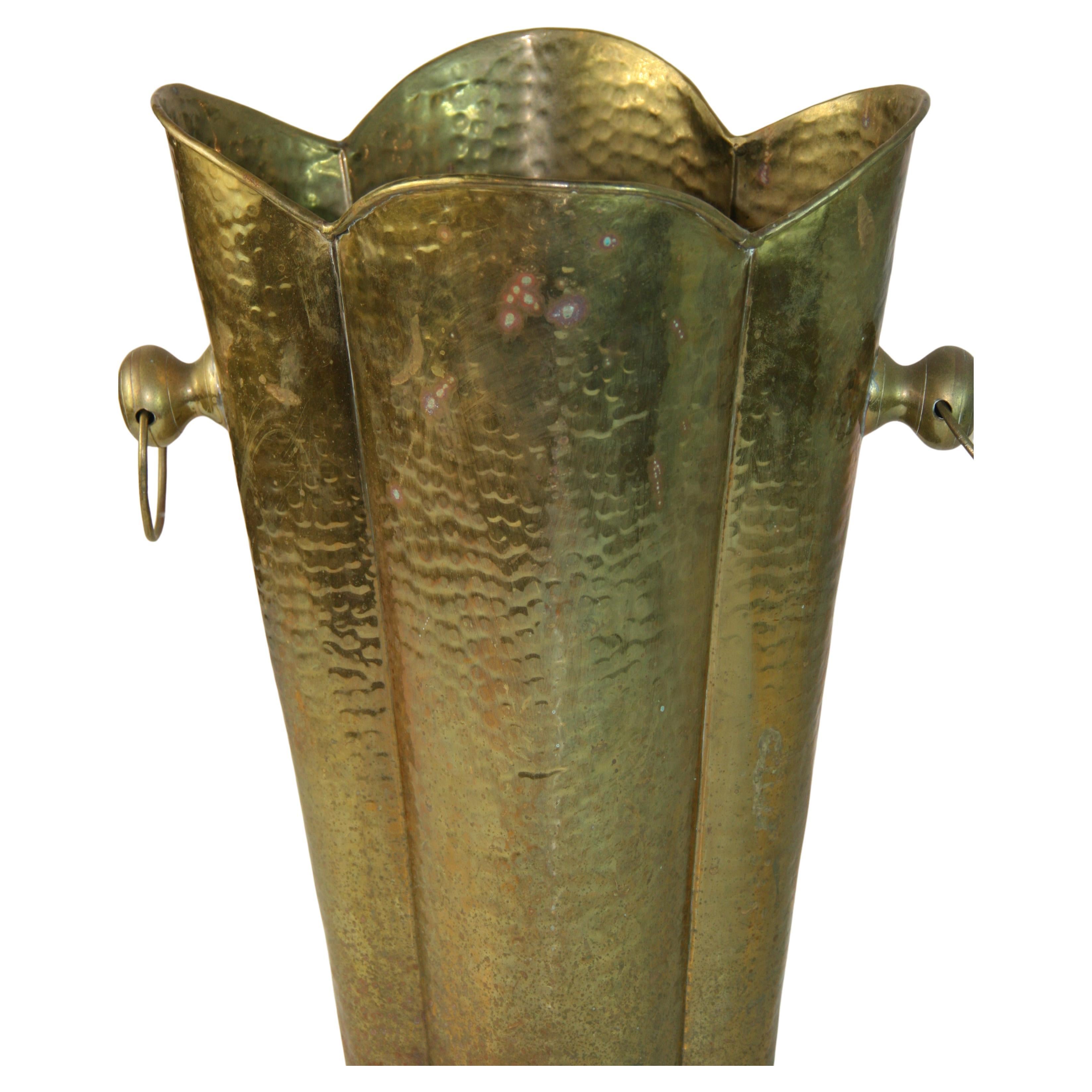 1899 Italian Cane/umbrella stand en laiton martelé à la main.