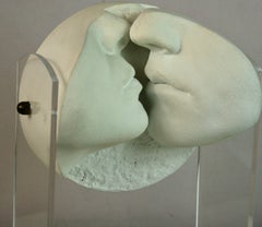Die Kunststein-Skulptur „The Kiss“ von J. Cutrone mit Acrylständer, 1980