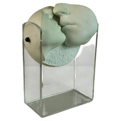 Die Skulptur „The Kiss“ aus Gussstein von J. Catrone