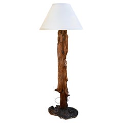 Hohe Stehlampe aus Treibholz mit Lampenschirm