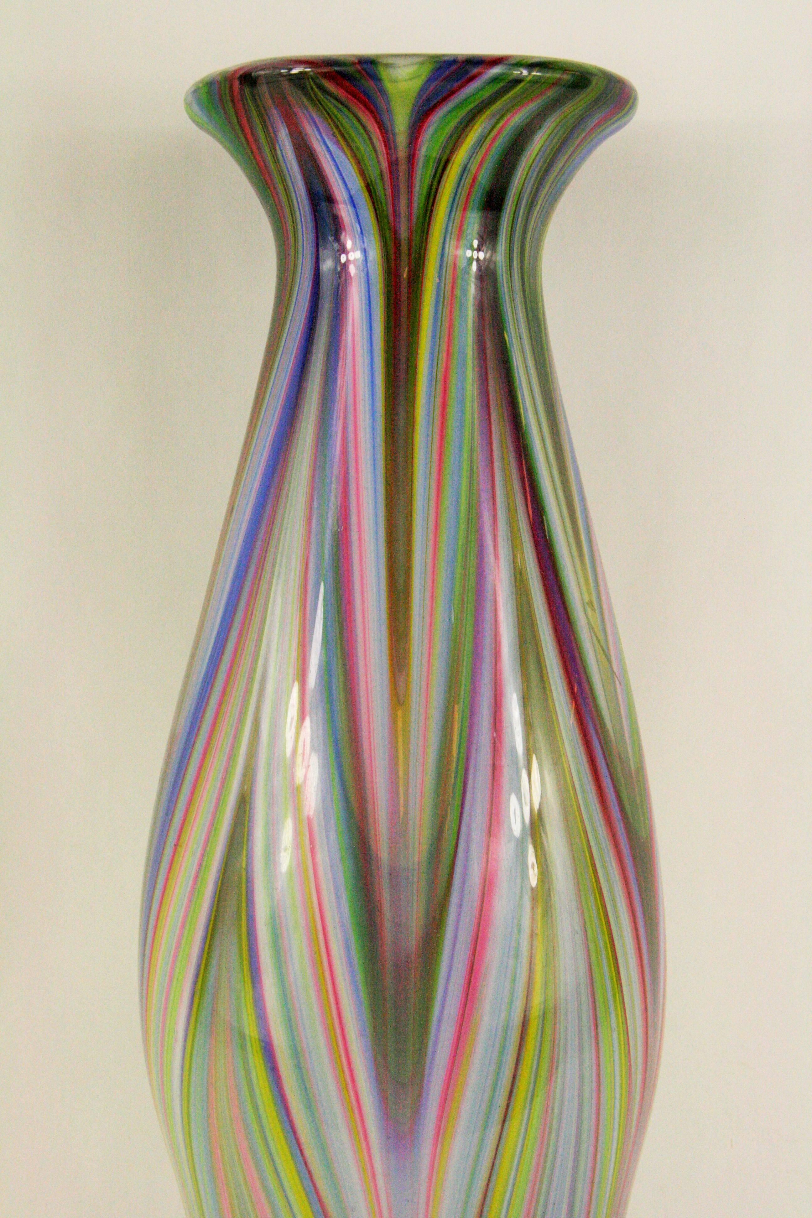 3-431 Vase moderne en verre cannelé. Aucune marque de fabricant. Légère usure.