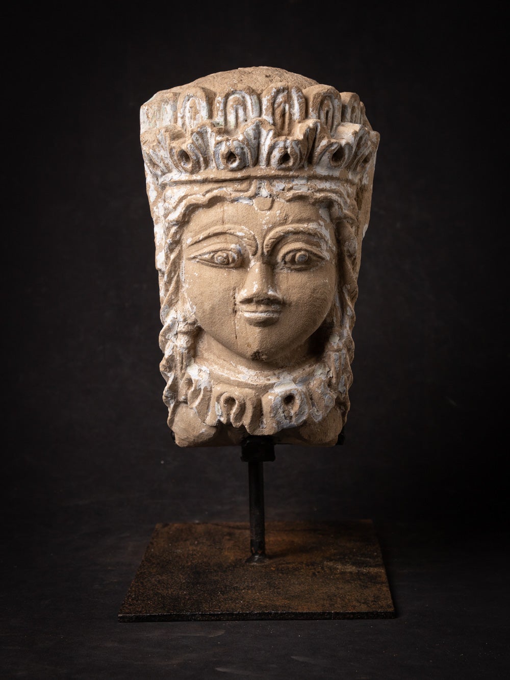 Testa antica in pietra arenaria del XVII secolo proveniente dall'India e da un tempio induista
