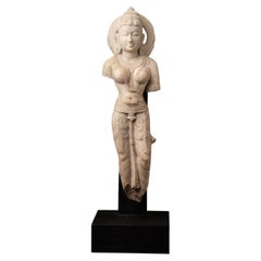 Surasundari, statue antique indienne en marbre – figure féminine céleste provenant d'un temple indien