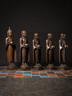 Ensemble composé d'un Bouddha ancien en bronze et de statues de moines provenant du Myanmar