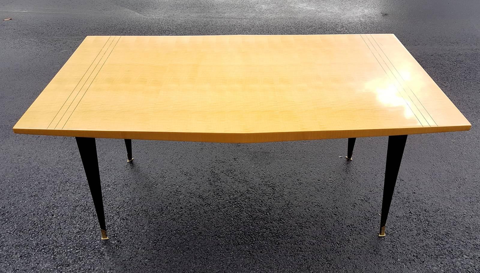 Superb design from the 1950s, blackened wood legs with sabots.
The table could be extended to 220 centimeters with leaves (original leaves missing).