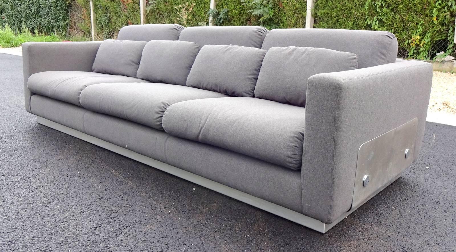 Neu gepolstertes Sofa (Schaumstoff und Stoff) aus den 1970er Jahren
Zweites Sofa in kleinerem Format erhältlich (160 cm Breite).