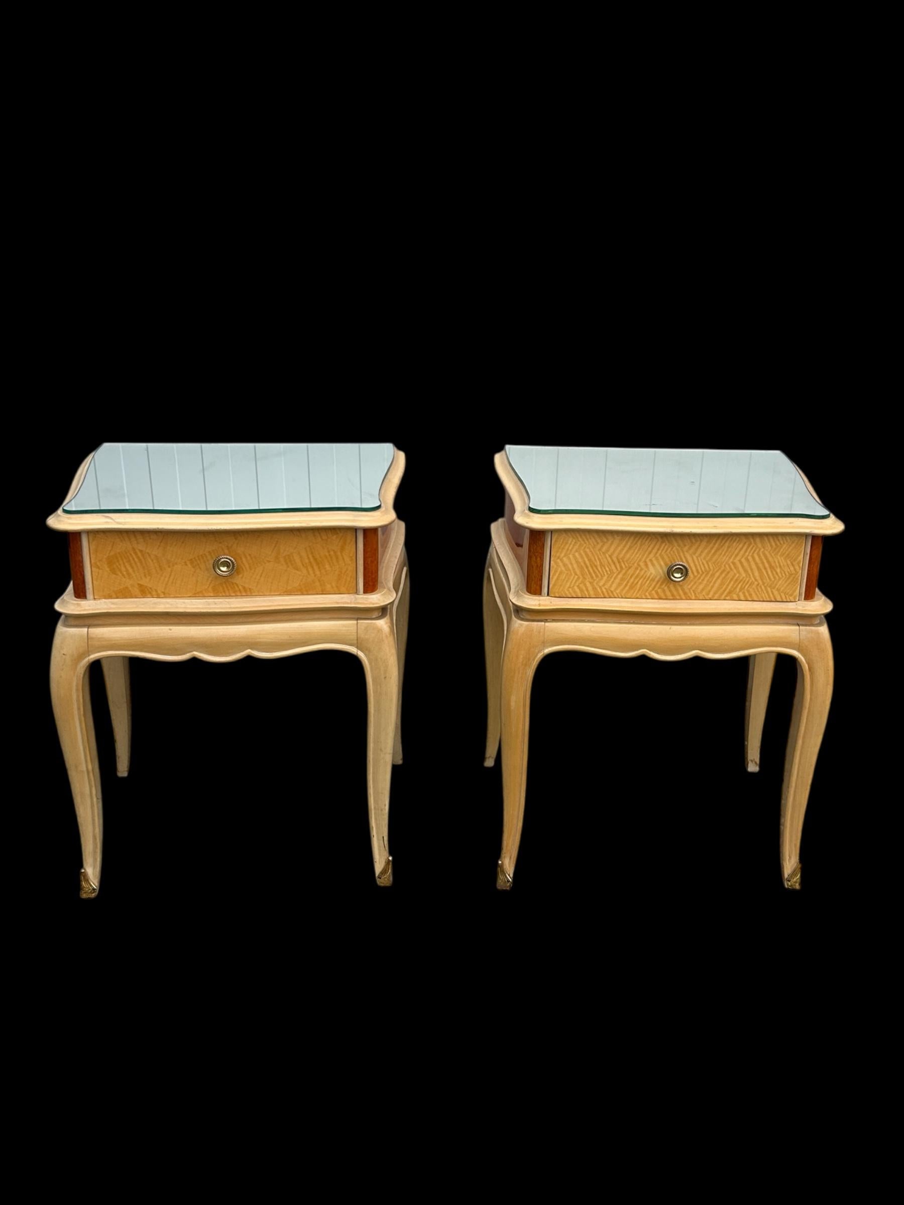 belle paire de tables en  sycomore et ronce des années 1940 
miroir original sur le dessus de chaque table, détails en laiton 
attribué à René Prou