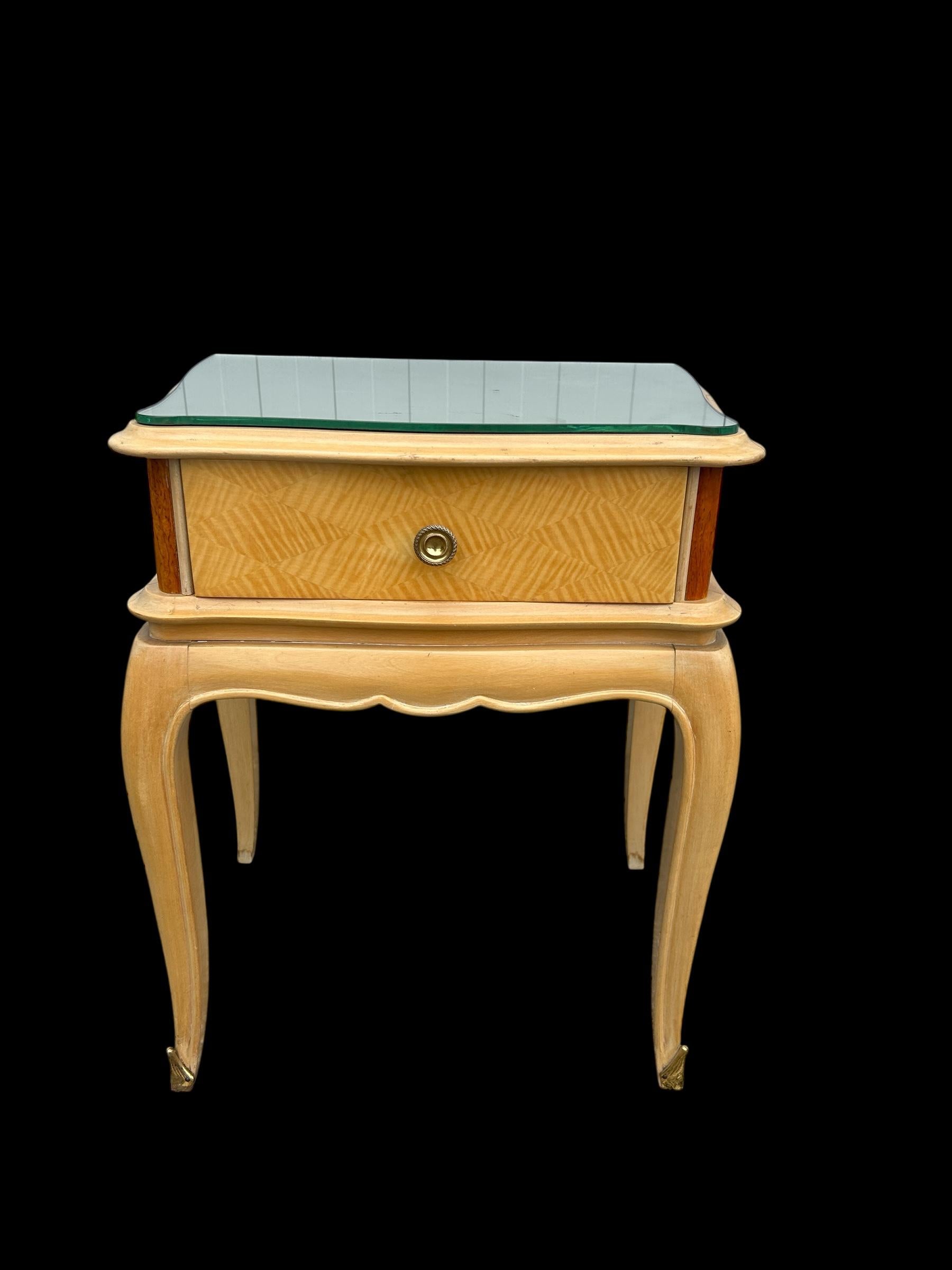 Français paire de tables d'appoint attribuée à Rene His en vente