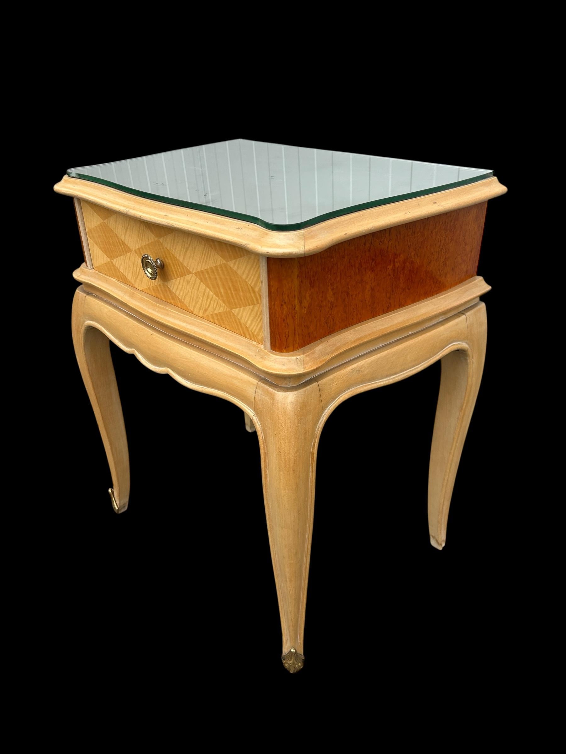 paire de tables d'appoint attribuée à Rene His Bon état - En vente à Brooklyn, NY