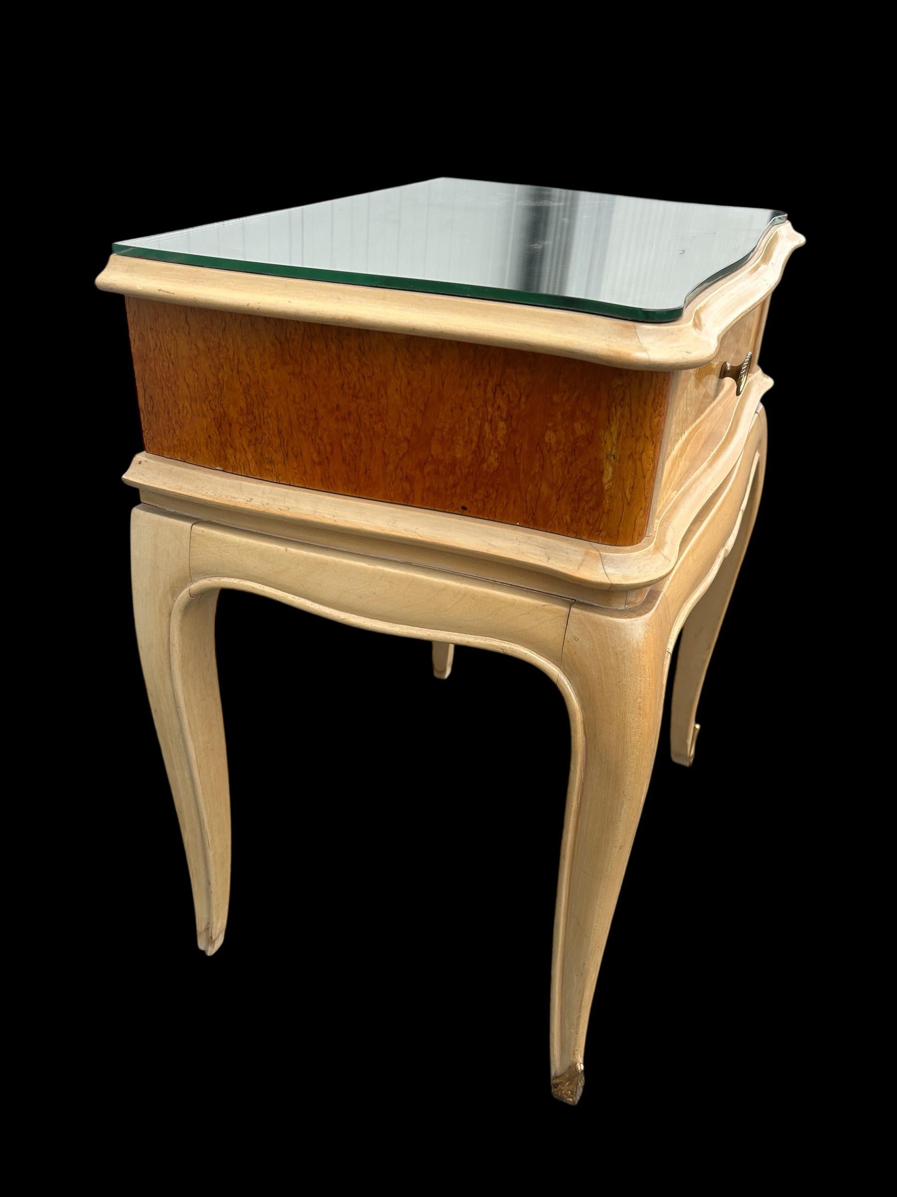 20ième siècle paire de tables d'appoint attribuée à Rene His en vente