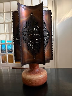 Lampada da tavolo in ceramica firmata Accolay Studio con paralume originale in rame tagliato a torcia