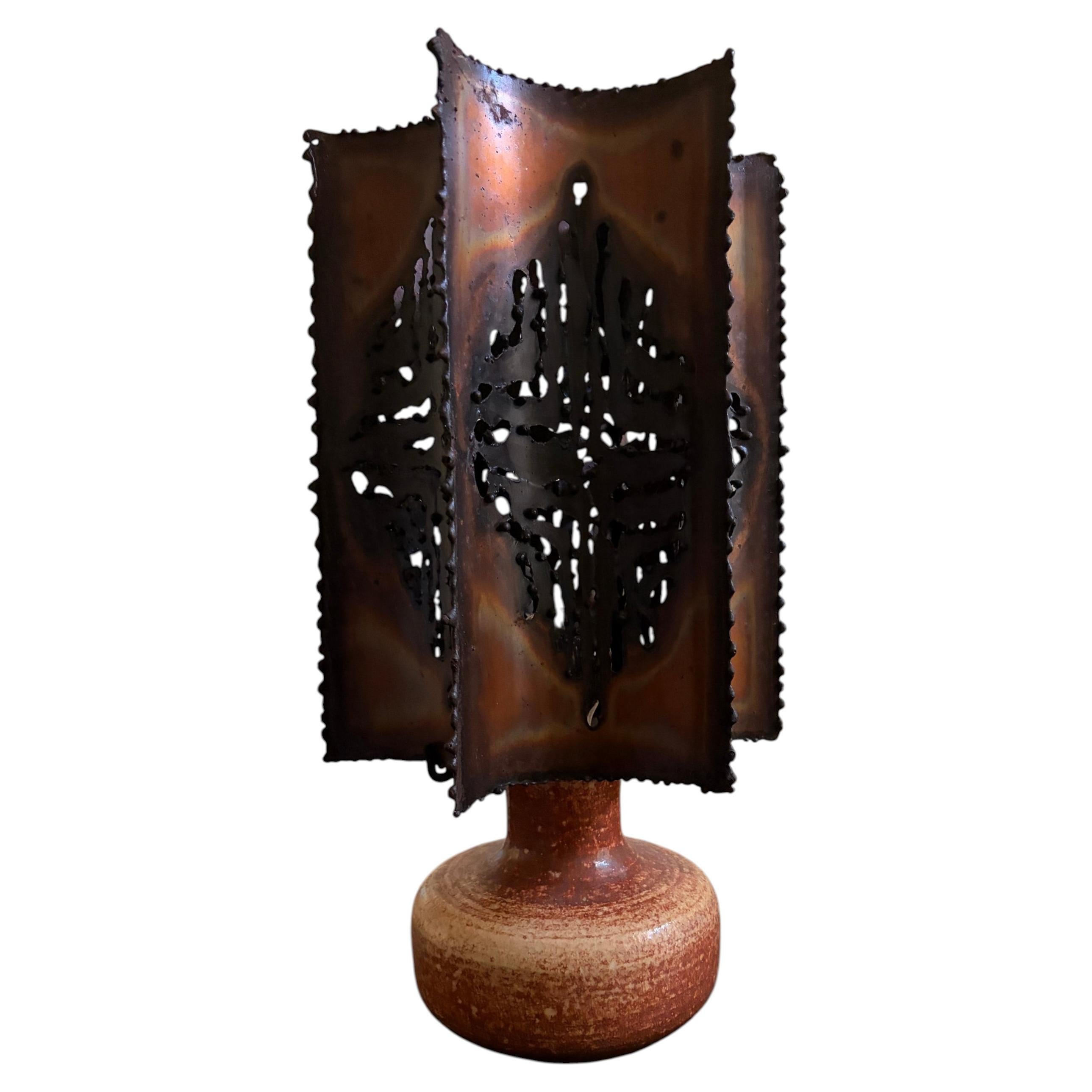 Lampada da tavolo in ceramica firmata Accolay Studio con paralume originale in rame tagliato a torcia